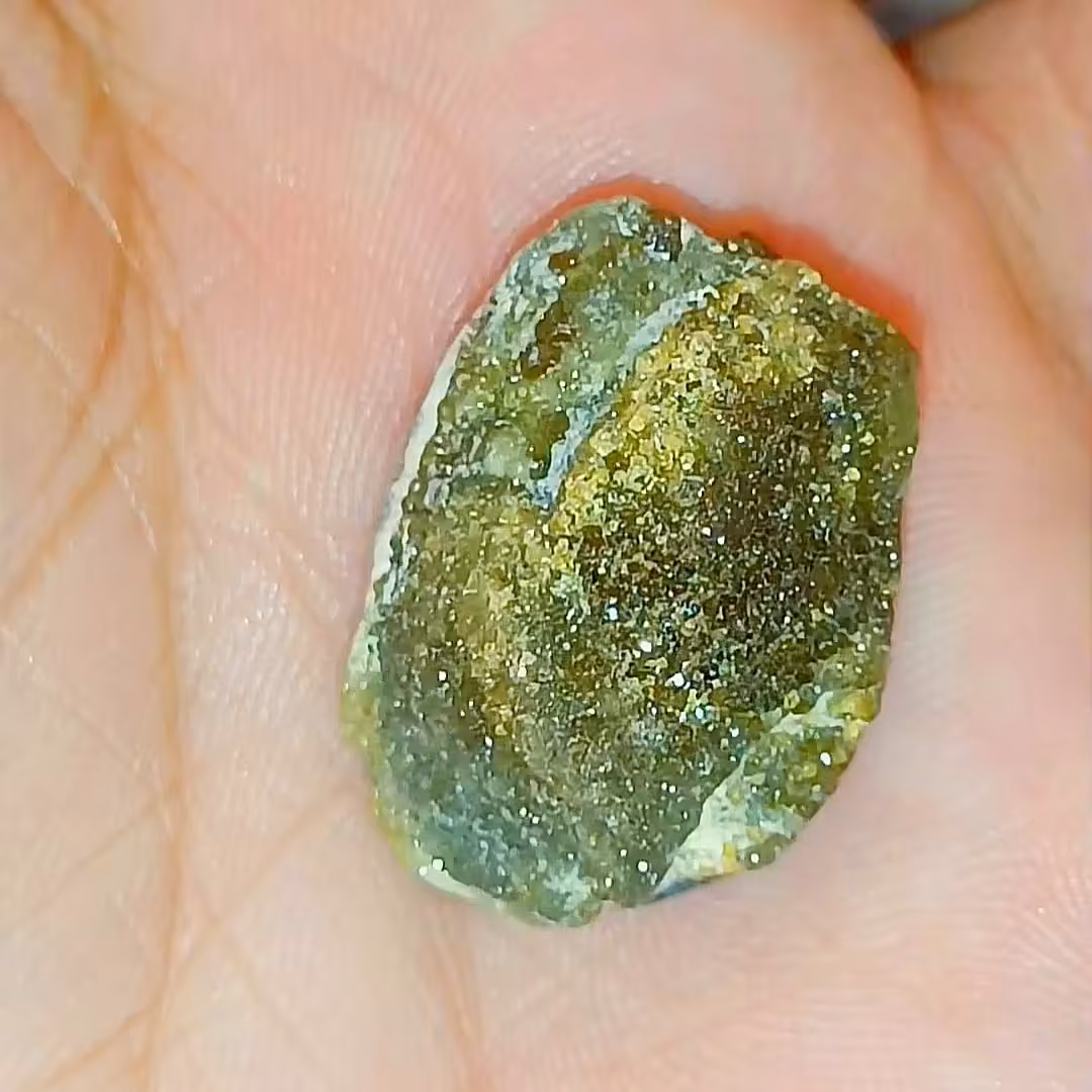 سنگ گارنت دمانتوئید معادن ماداگاسکار با تلالو فوق الماسی بدون بهسازی بدون رنگ مصنوعی بکر و صددرصدطبیعی متولدین فروردین 