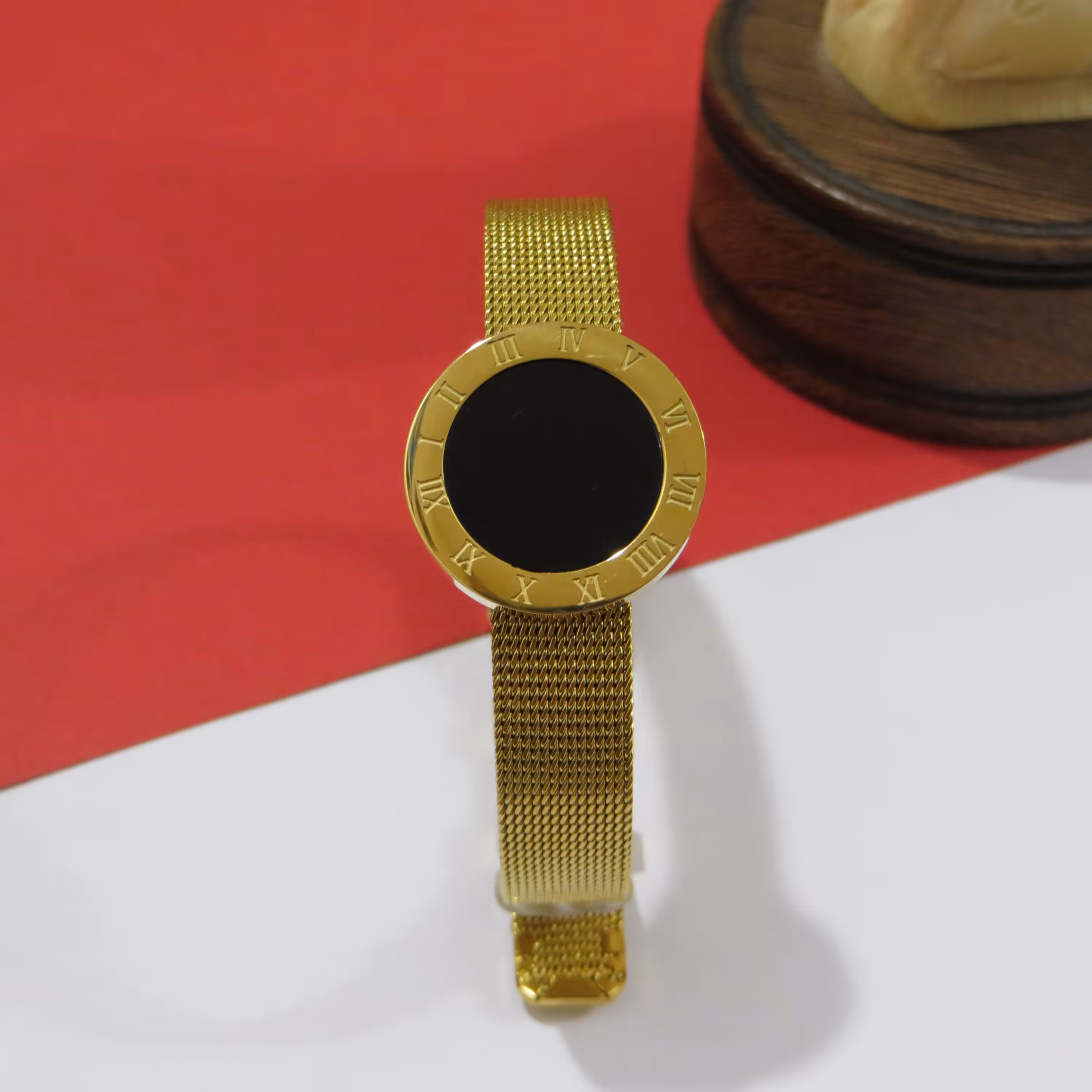 دستبند استیل  مدل ساعتی جذاب و شیک و بسیار با کیفیت و آبکاری قوی با پلاک دایره وسط مشکی 