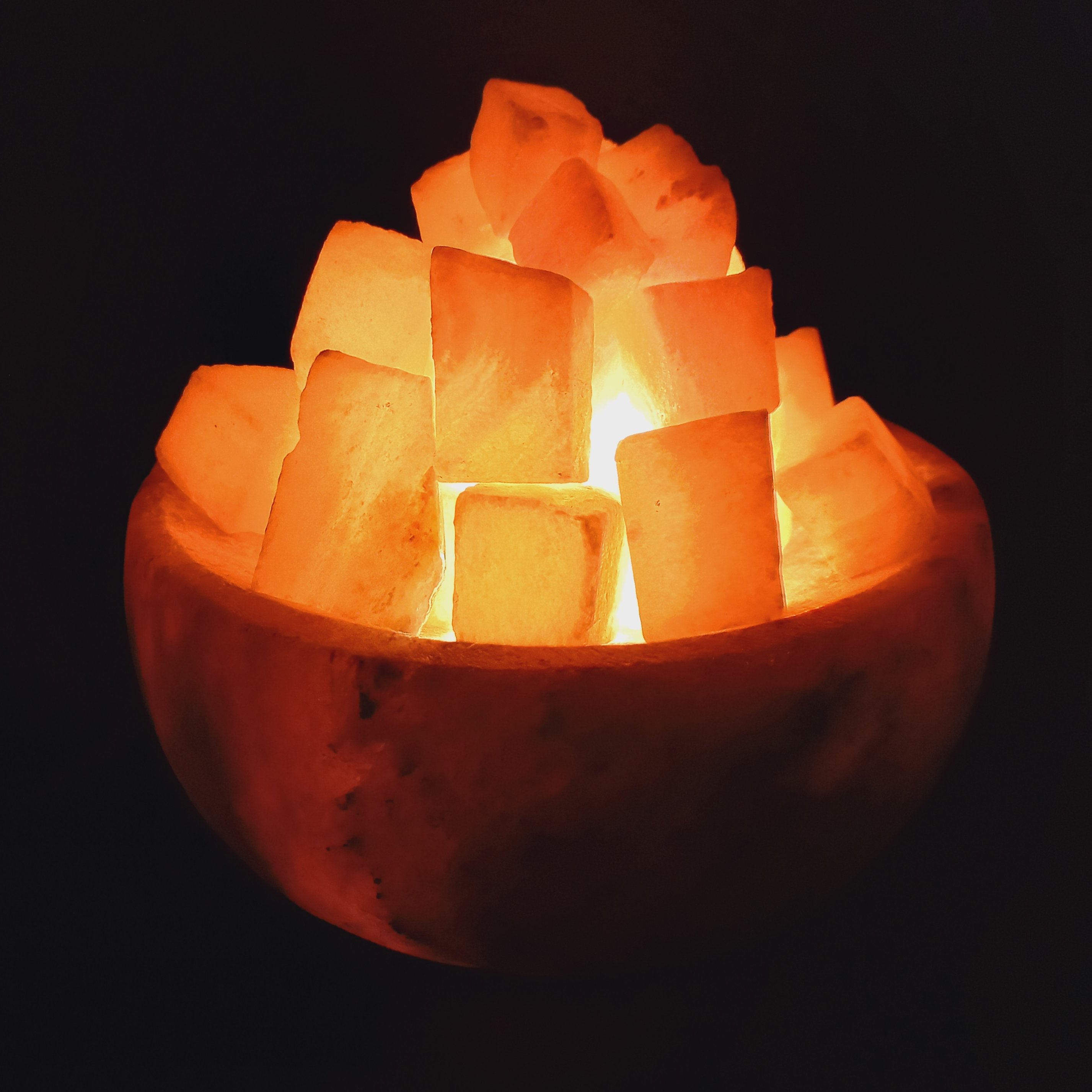 آباژور  یا چراغ خواب دکوری سنگ نمک کاسه  با پایه چوبی گرد و خرده نمک