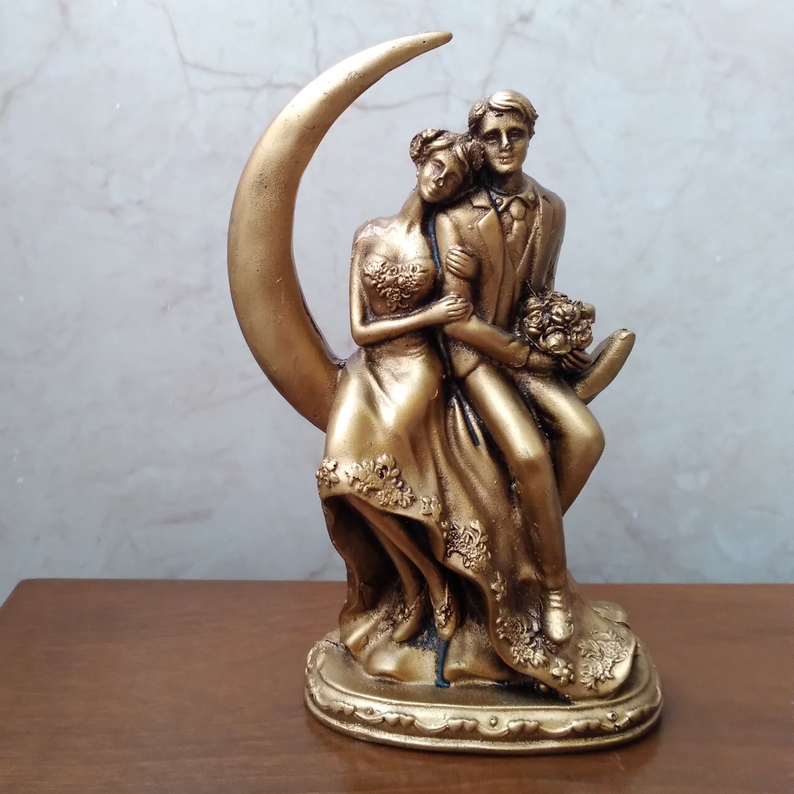 مجسمه دو عاشق با رنگ طلایی