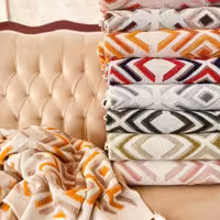 شال مبل طرح پانچ سایز 170 در 140 دارای  رنگبندی متنوع قابل استفاده به عنوان پتو