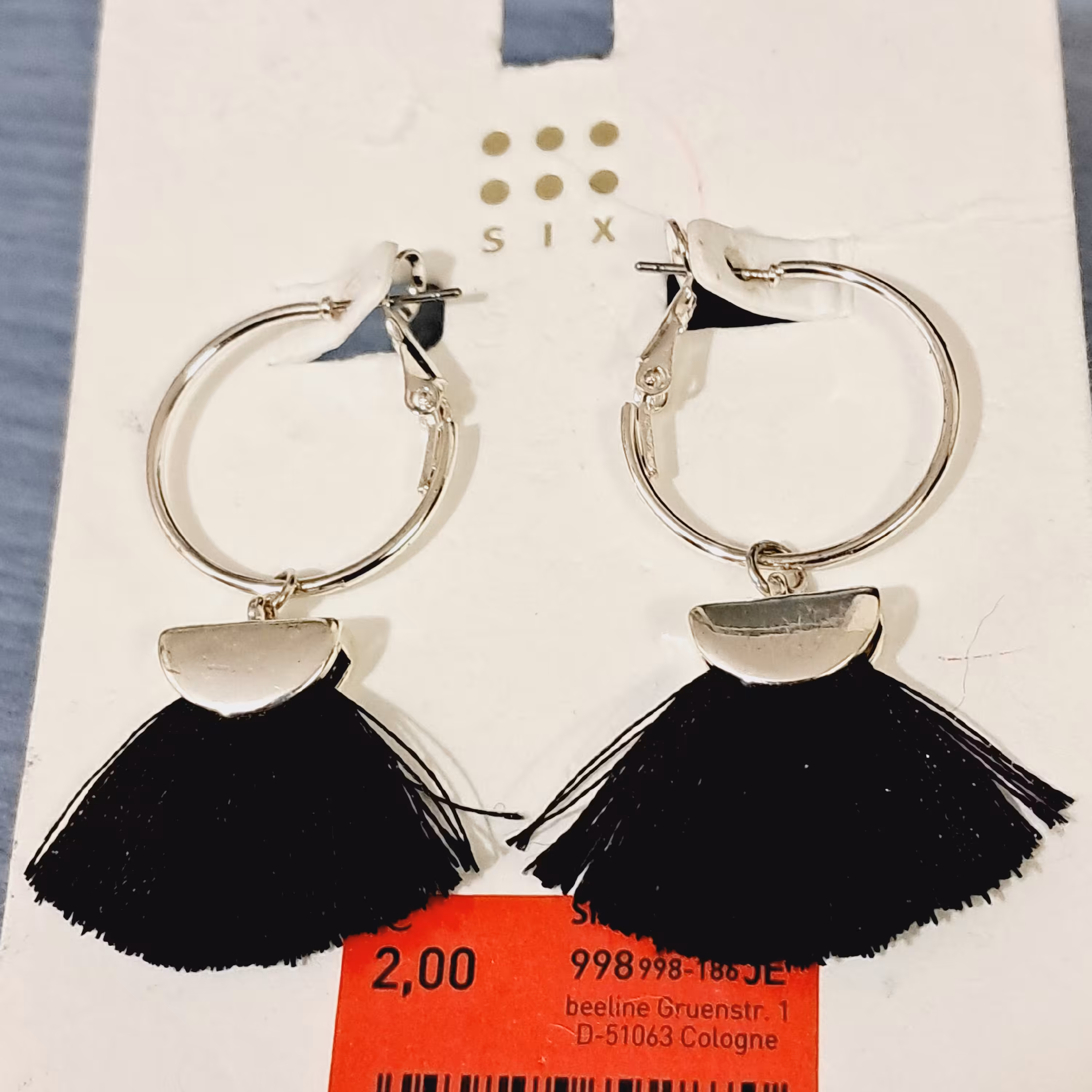 گوشواره ابریشمی میخی بسیار زیبا در گوش..روزانه بدلیجات 50 درصد تخفیف رو استوری میکنیم.مارو دنبال کنید.