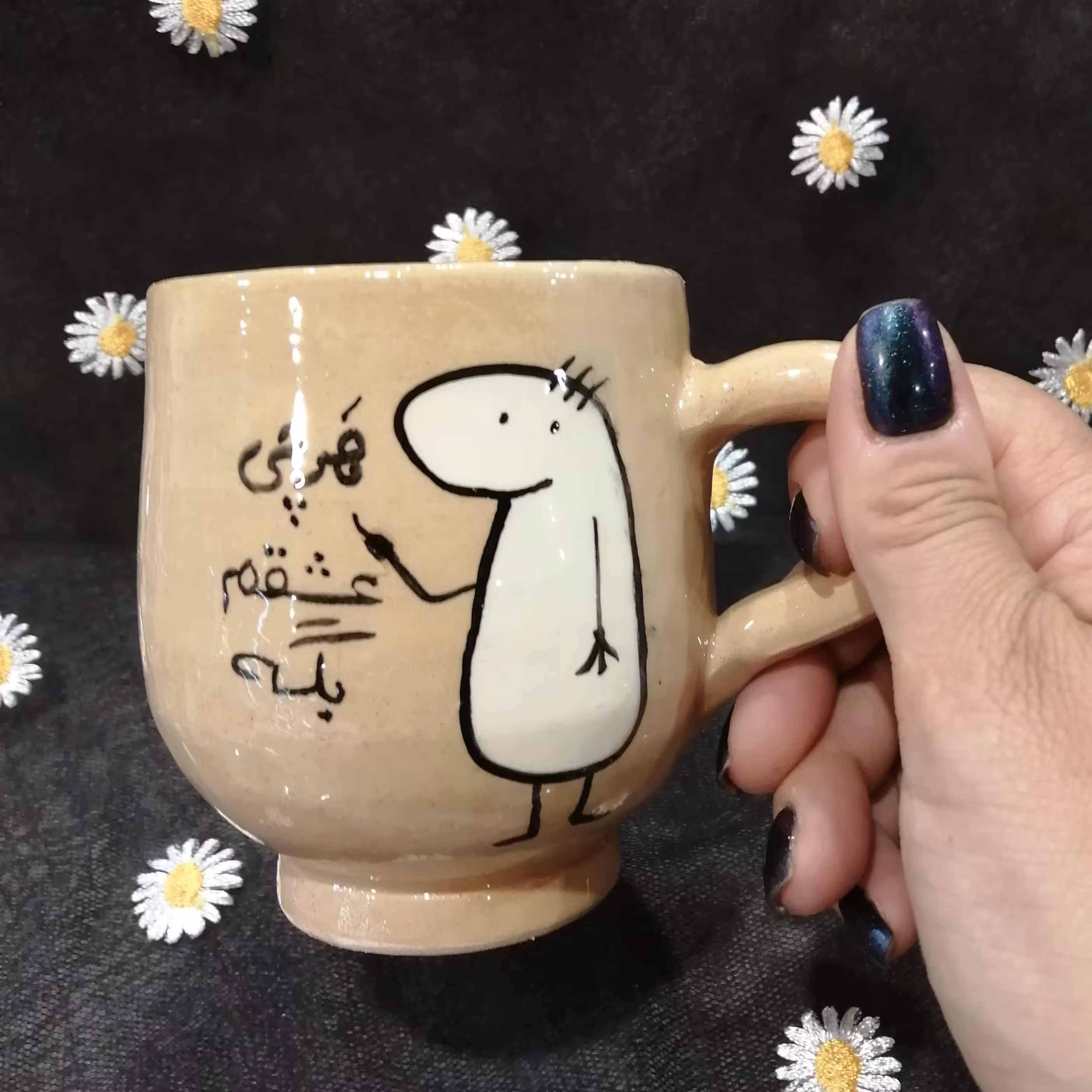 لیوان نقاشی شده که هر سمت یه طرح متفاوت داره، با جمله هر چی عشقم بگه... منو میگه