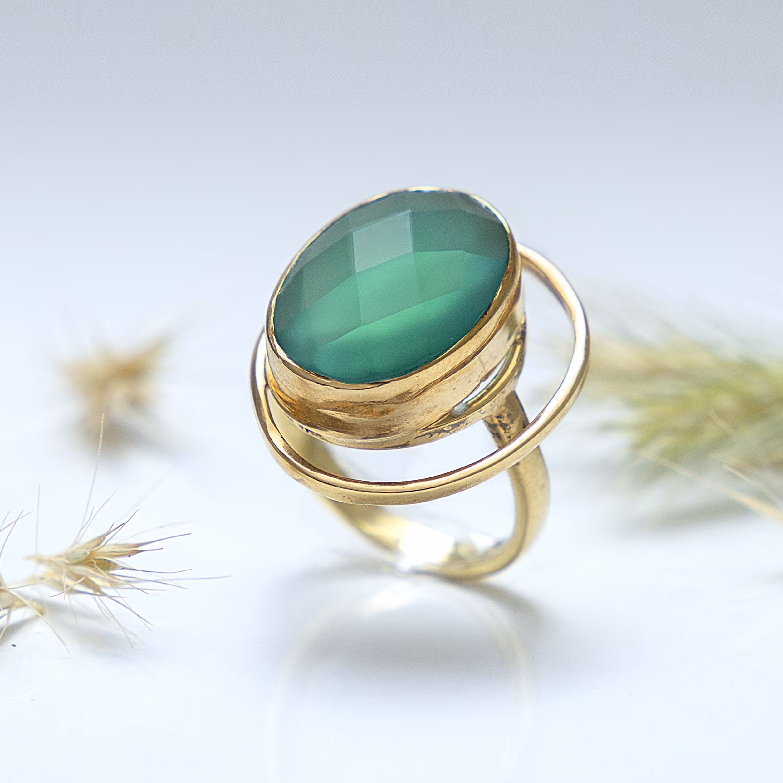 انگشتر نقره زنانه عقیق سبز تراش طرح طلا با روکش طلازرد عیار 925 