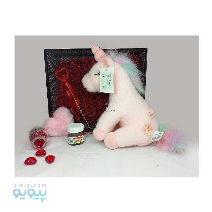 پک کادو ولنتاین با عروسک تک شاخ نشسته