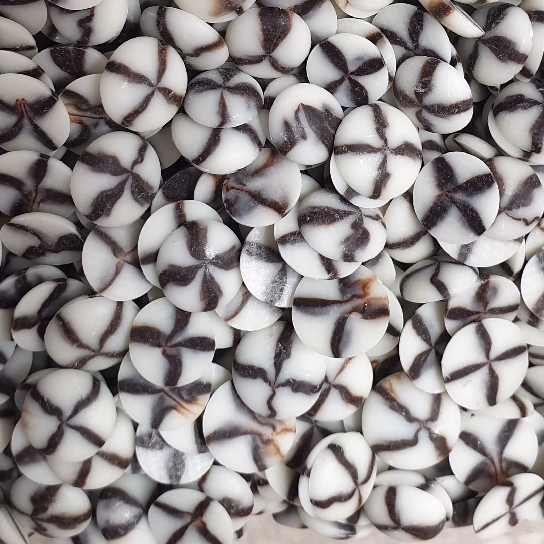 شکلات چیپسی دورنگ