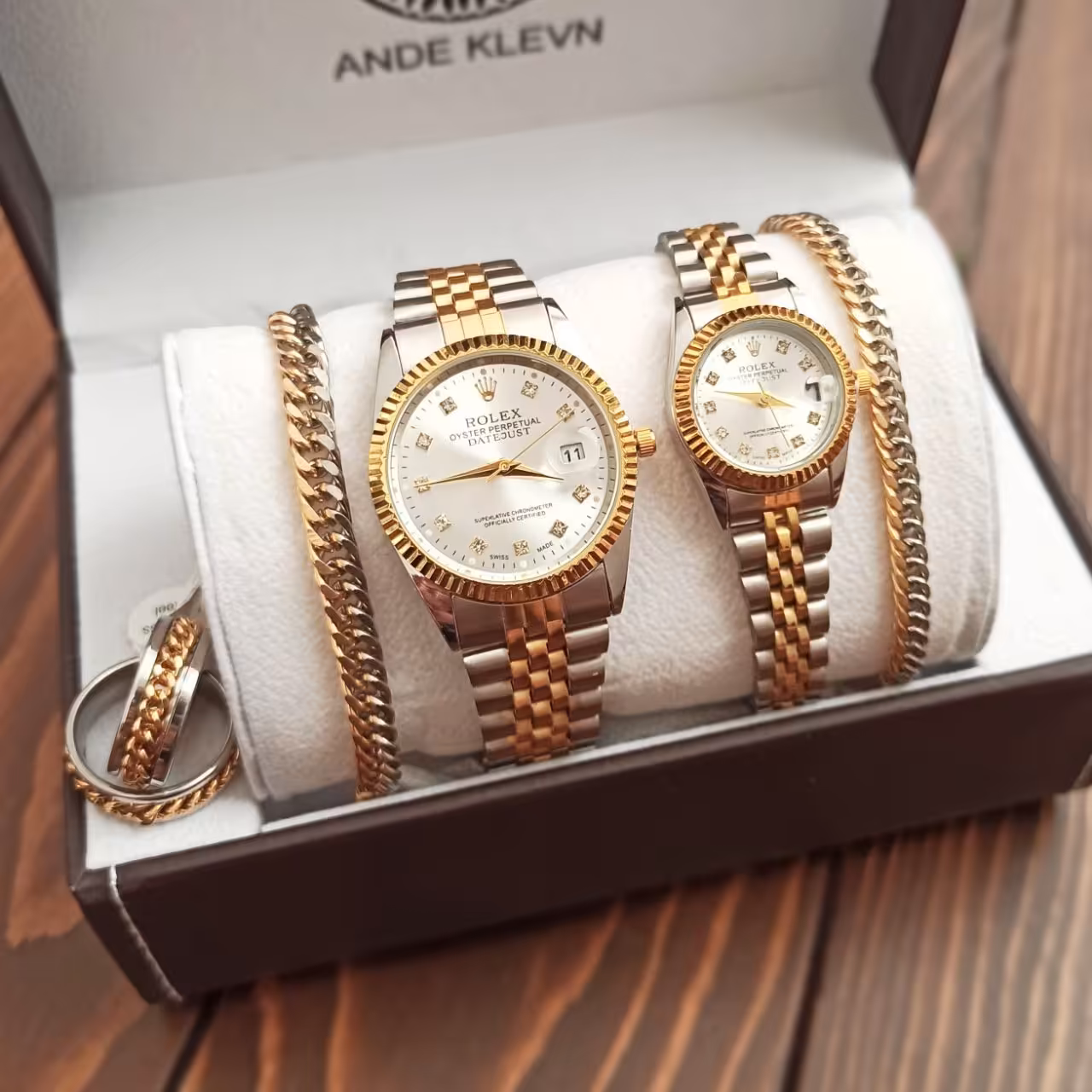 ست زنانه مردانه ساعت و دستبند و انگشتر  ورق بزنید صفحه رنگبندی داره رنگ ثابت 