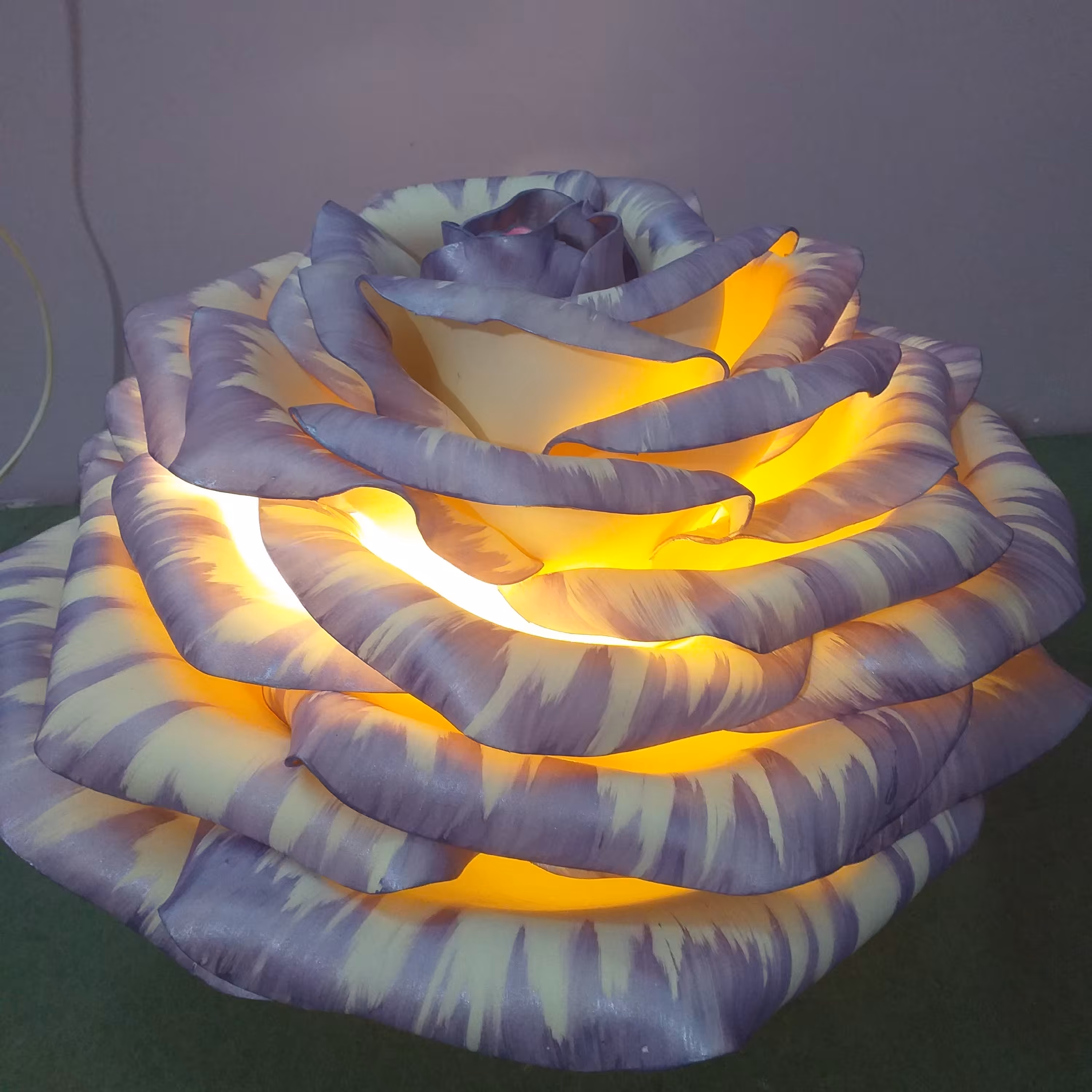 آباژور طرح گل  رومیزی و دیواری رز قرمز  نباتی سر بنفش  رنگ دلخواه  و متنوع   لامپدار 