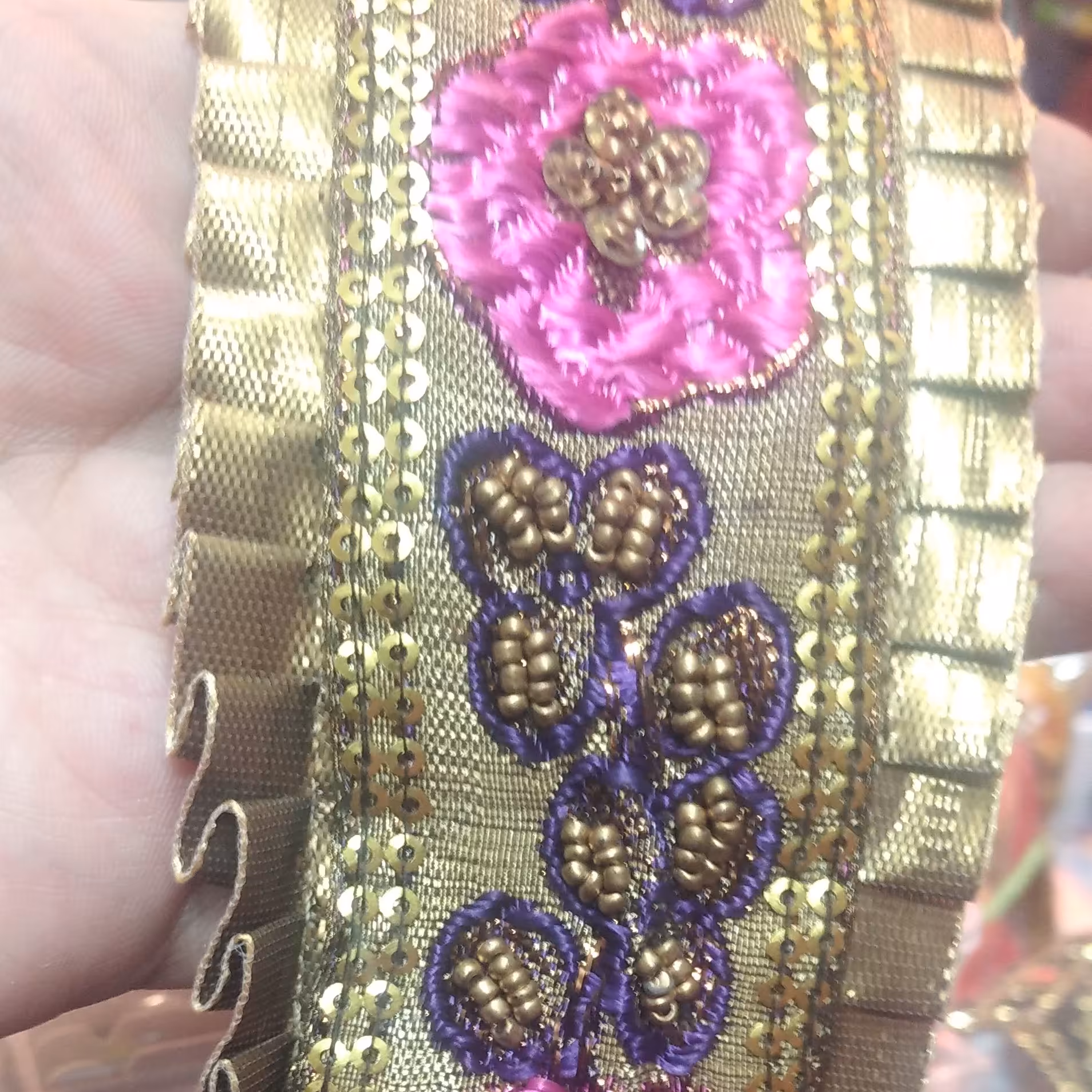 نوار گلدوزی زمینه بژ طبق تصویر 1 متر