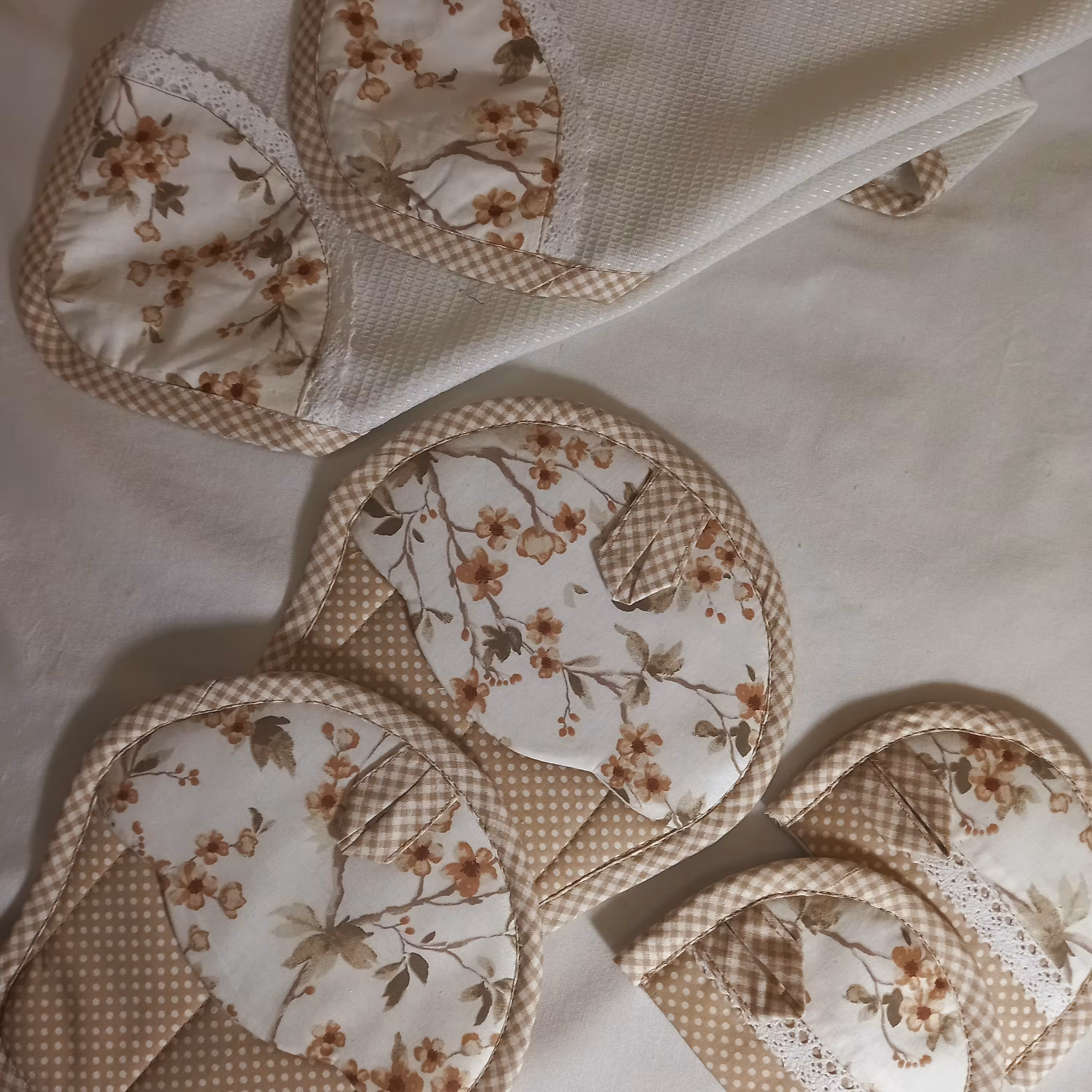 حوله اشپزخونه ودستگیره قلبی،دستگیره چدن ،دستگیره کاپ کیک،باکس نان،سفره پاک کن گرد،دمکنی،دستکش فر ،نمگیر،کیسه سبزی،دستمال