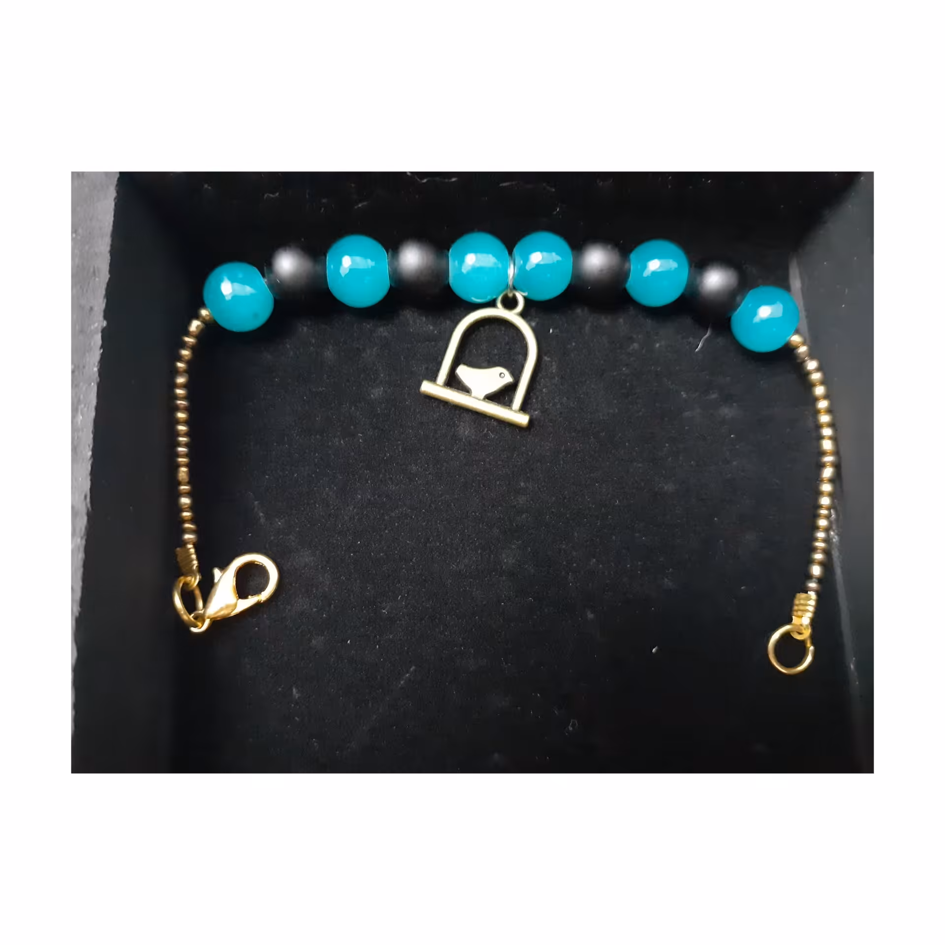 دستبند با ترکیب مهره های سبز و مشکی و آویز مرغ آمین 