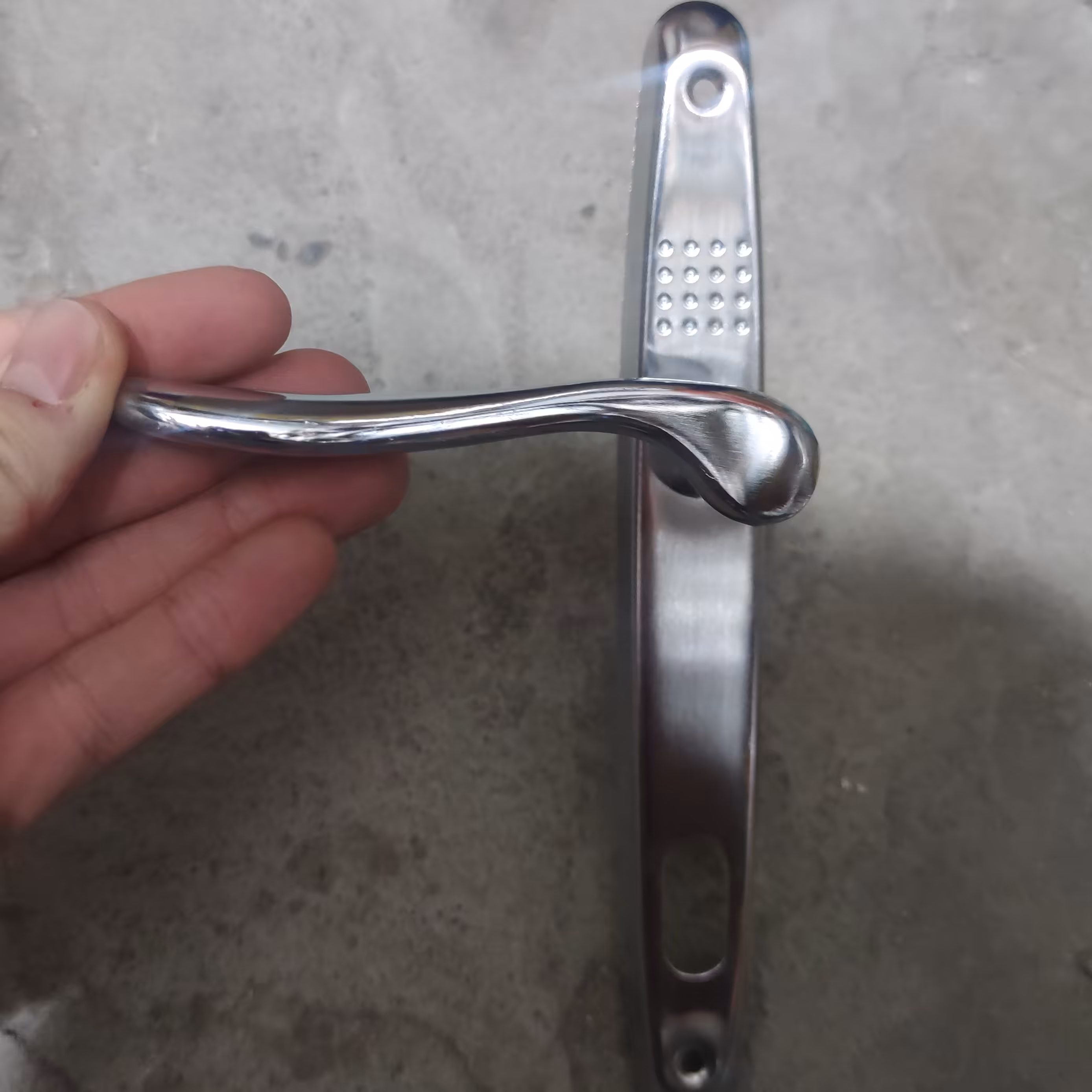 دستگیره درب آهنی مدل خالدار دوطرفه فلزی