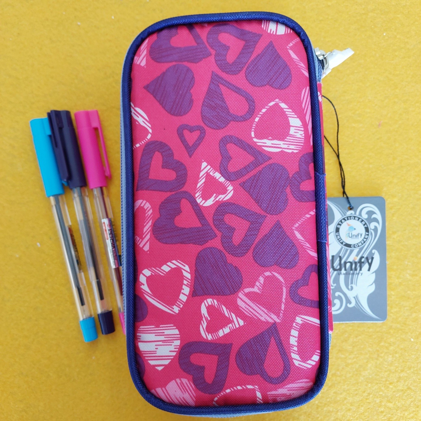 جامدادی دوزیپ دخترانه مارک یونی فای unify بسیار جادار  و باکیفیت رنگ صورتی