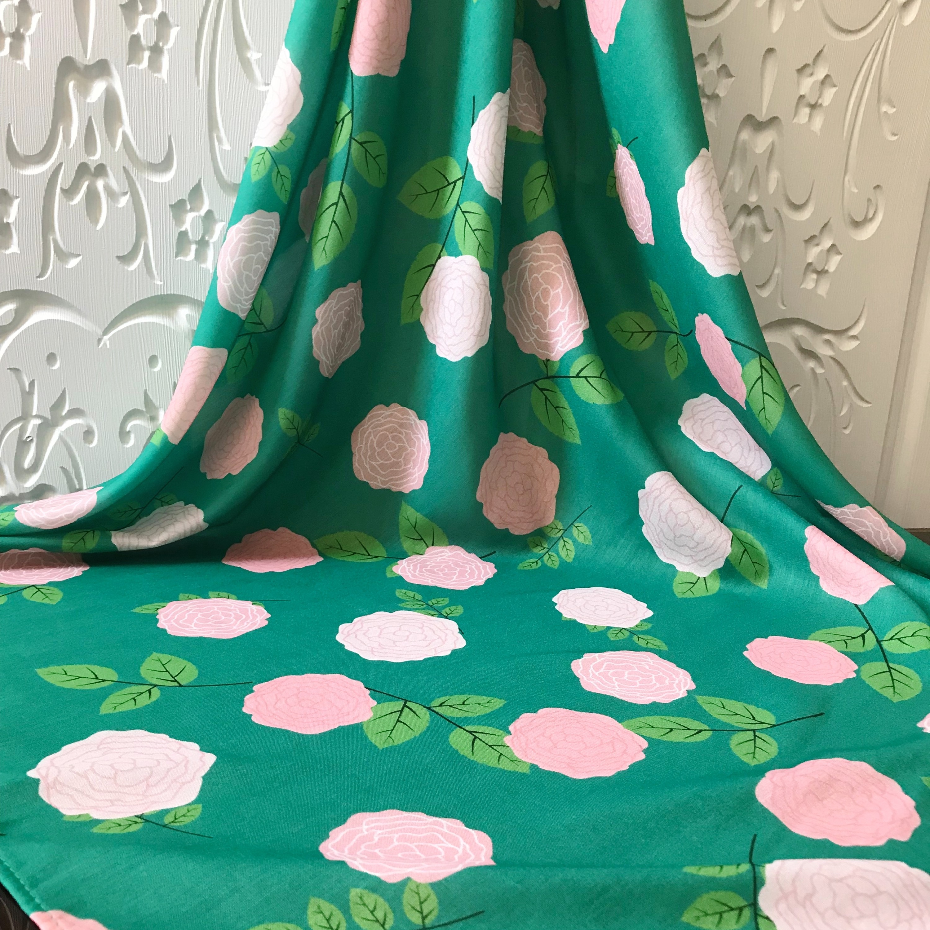 روسری رز زمینه سبز