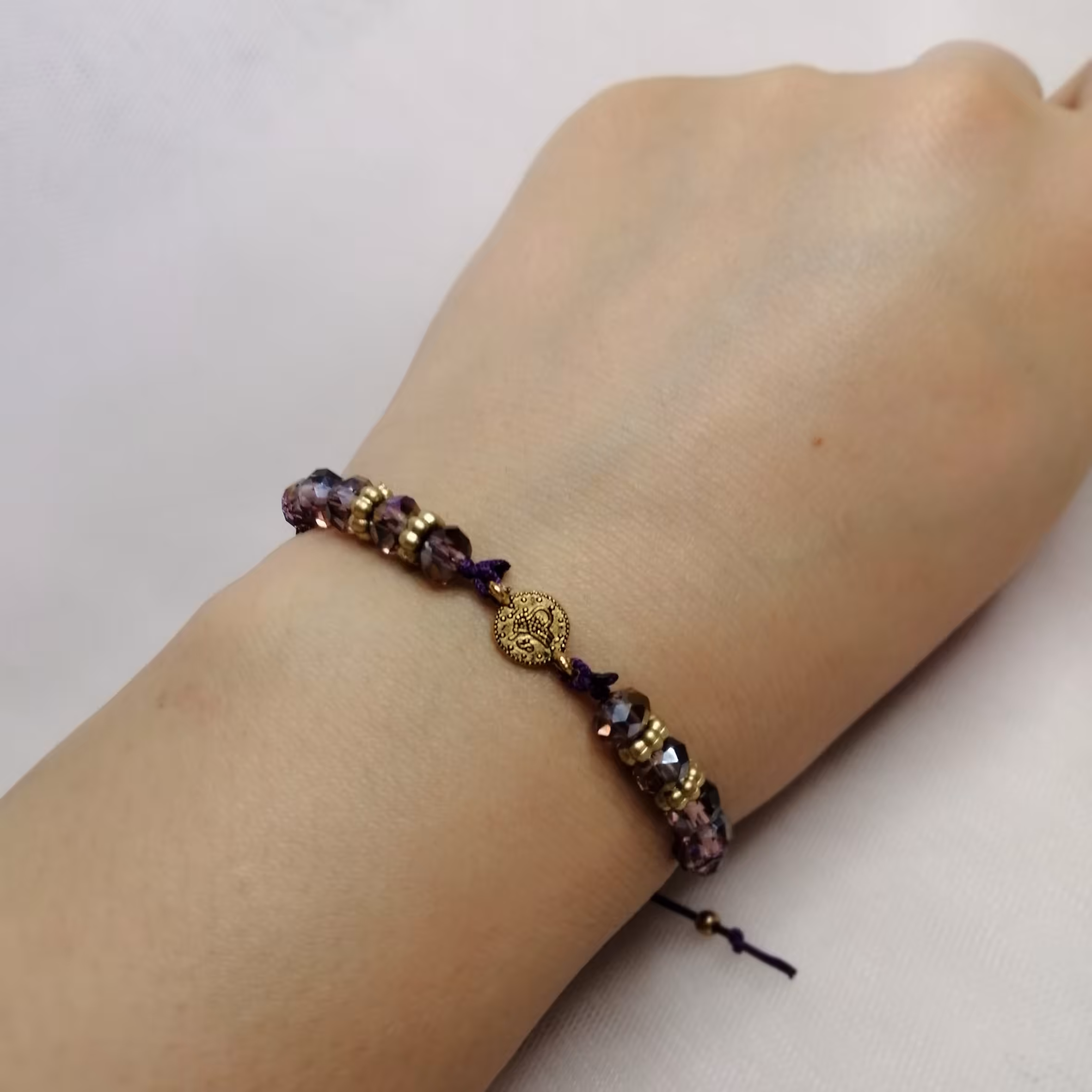 دستبند پلاک دار مهره ای بنفش طرح 2