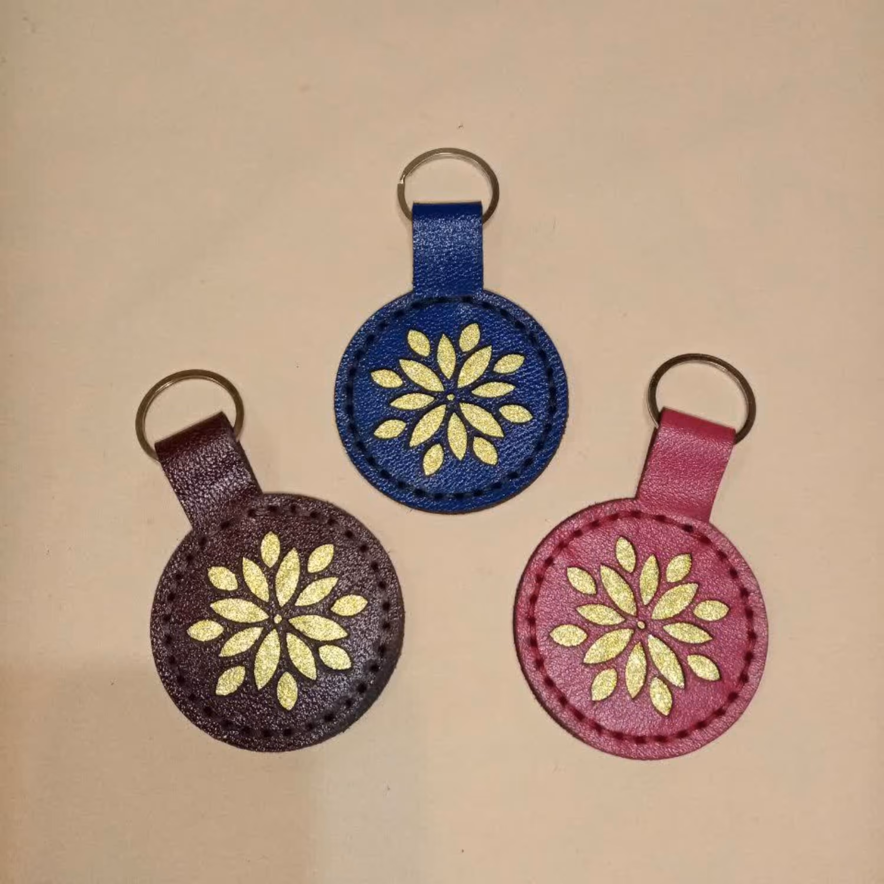 جاکلیدی حلقه دار چرم طبیعی با حکاکی لیزری زیبا