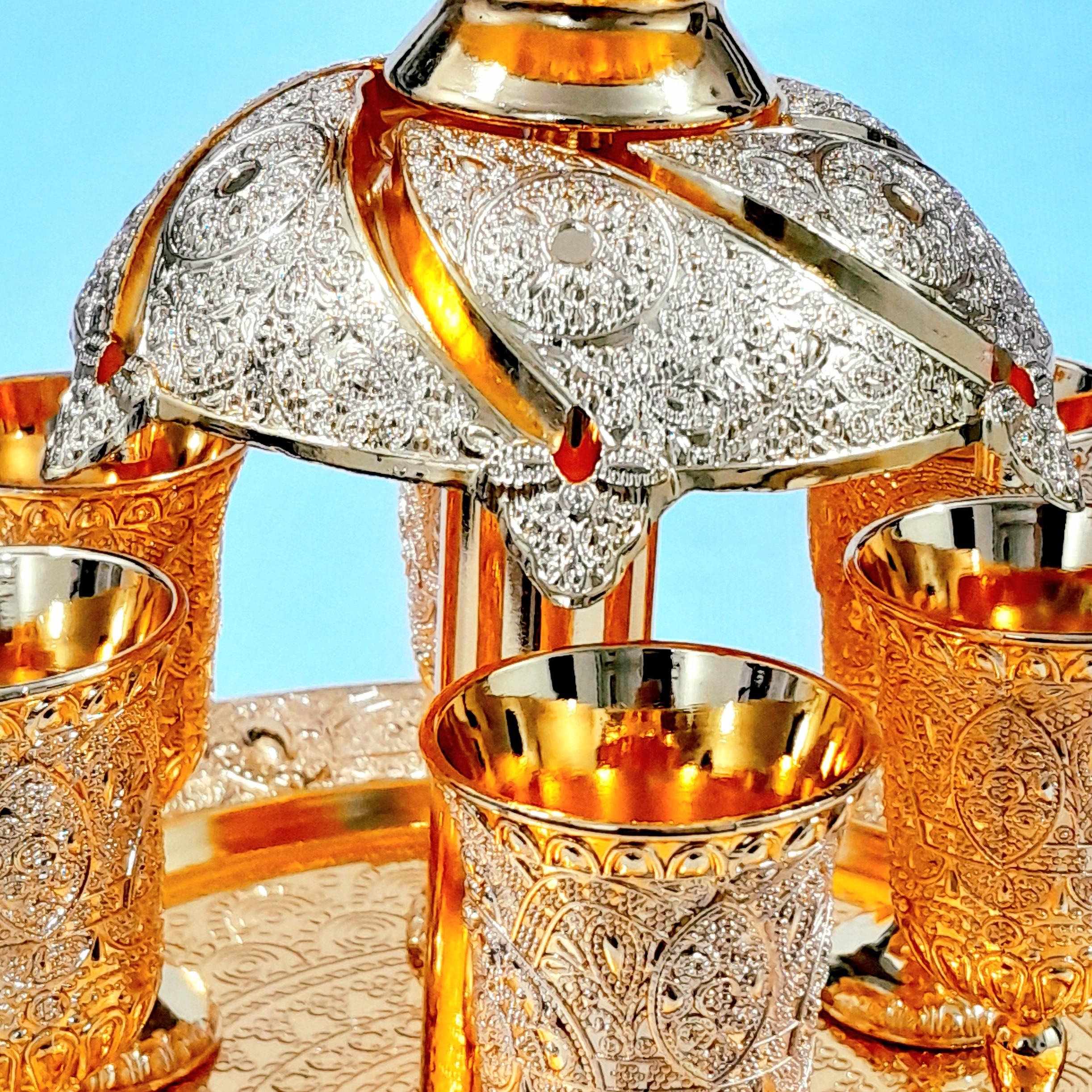  دکوری هفت جام  ازجنس فلز زاماک وبا پیوترر نگ شده دارای هفت جام فلزی طلایی جذاب وزیبا میباشد