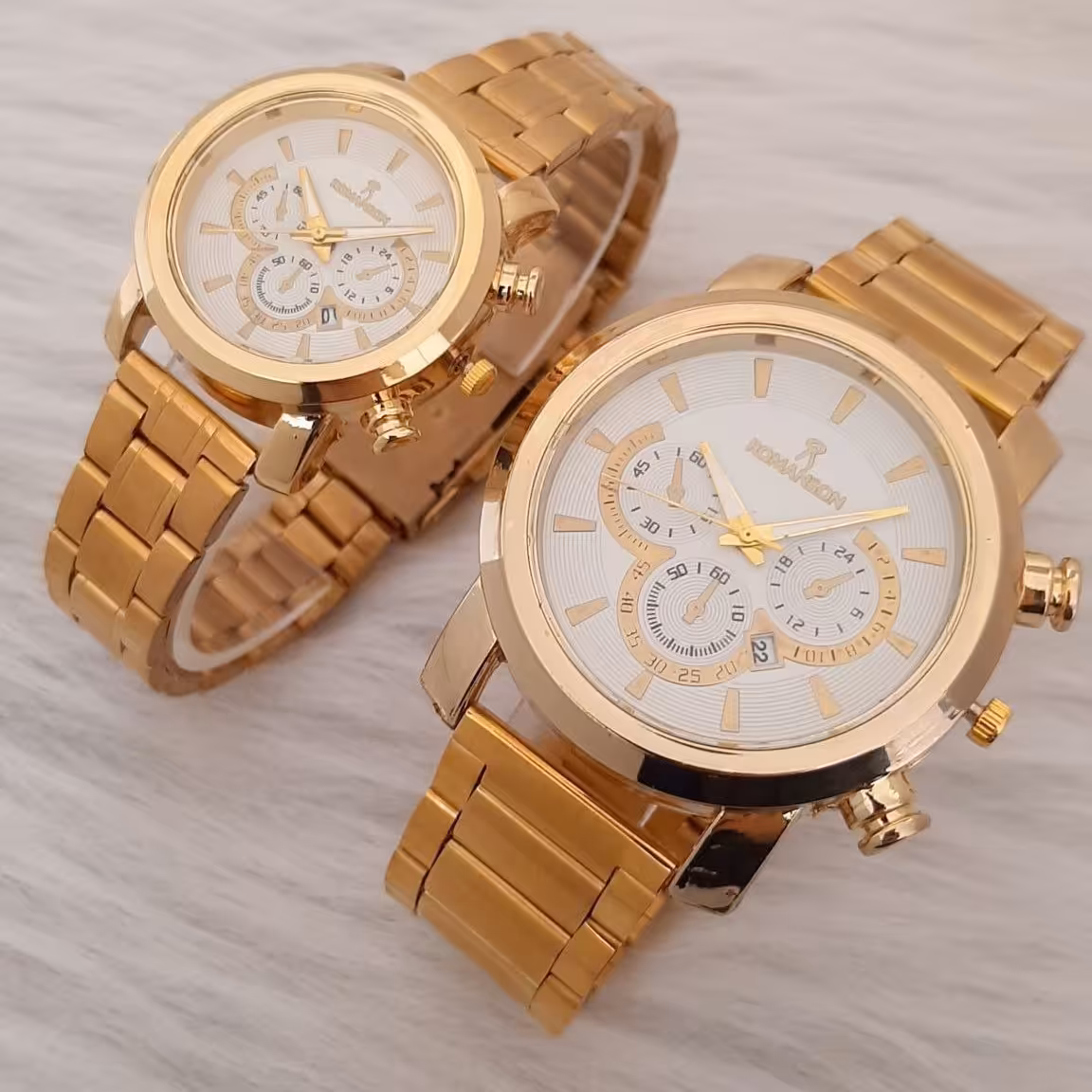 ست ساعت زنانه و مردانه مارک رومانسون بنداستیل طلایی صفحه سفید. طرح سه موتوره