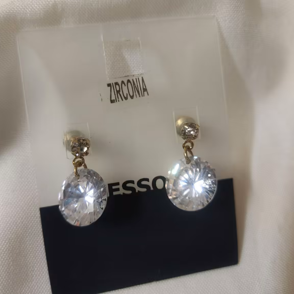 گوشوار ه الماس مصنو عی نگین (زیر کونیوم ) رنگ ثابت ضد حساسیت 