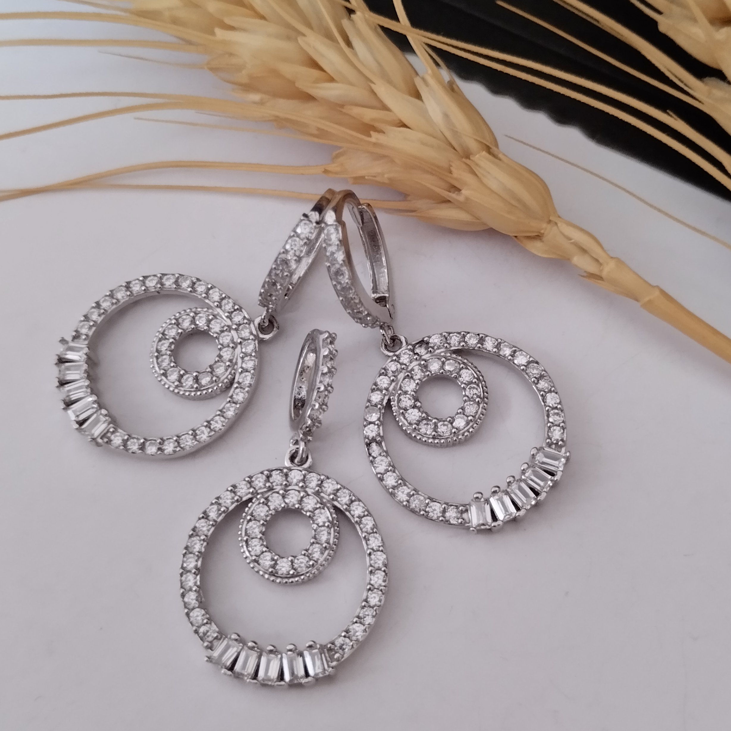 نیم ست نقره عیار925با روکش طلا و طرح جواهری خاص و زیبا 