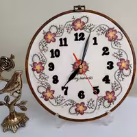 ساعت گلدوزی شده با دست، با موتور آرام گرد و بیصدا به قطر 25 سانتیمتر