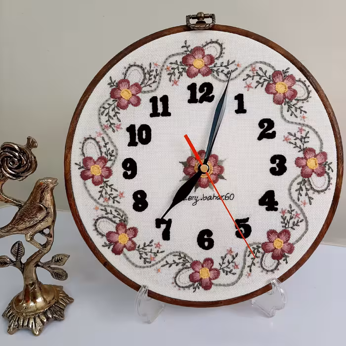 ساعت گلدوزی شده با دست، با موتور آرام گرد و بیصدا به قطر 25 سانتیمتر