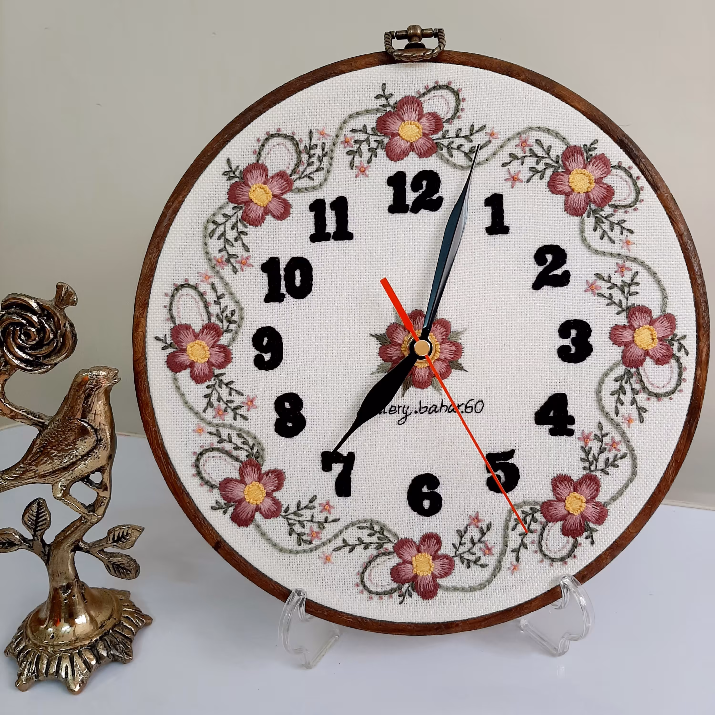 ساعت گلدوزی شده با دست، با موتور آرام گرد و بیصدا به قطر 25 سانتیمتر