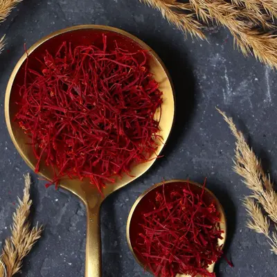 زعفران نگین سنتی خالص وزن 4.68 گرم تضمینی و خالص فاقد هرگونه مواد افزودنی