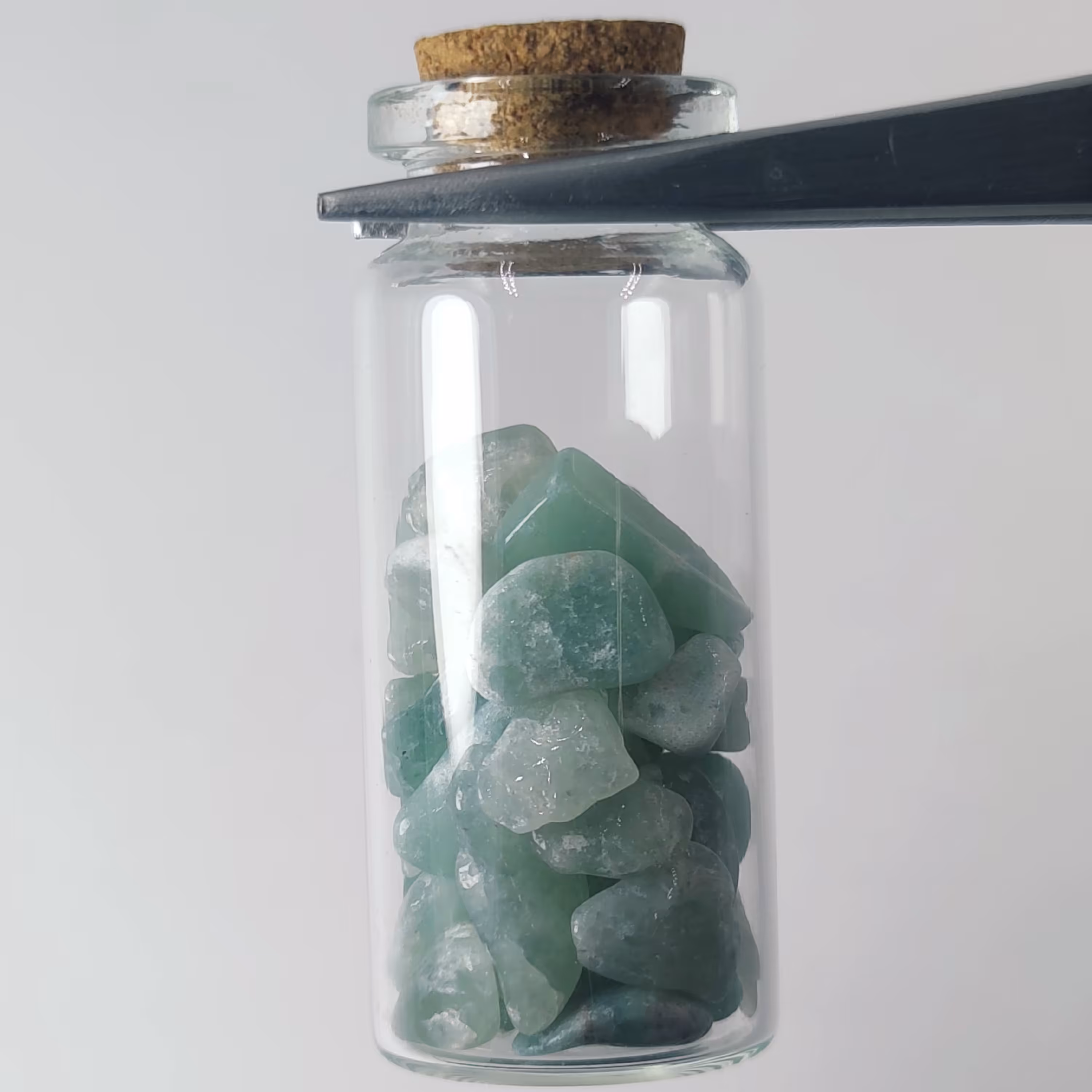 سنگ ریزه های آونتورین سبز معدنی در بطری فانتزی