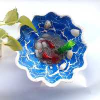 حوضچه سفالی جاودان ماهی ماهی ها دست ساز ونقاشی شده هستند