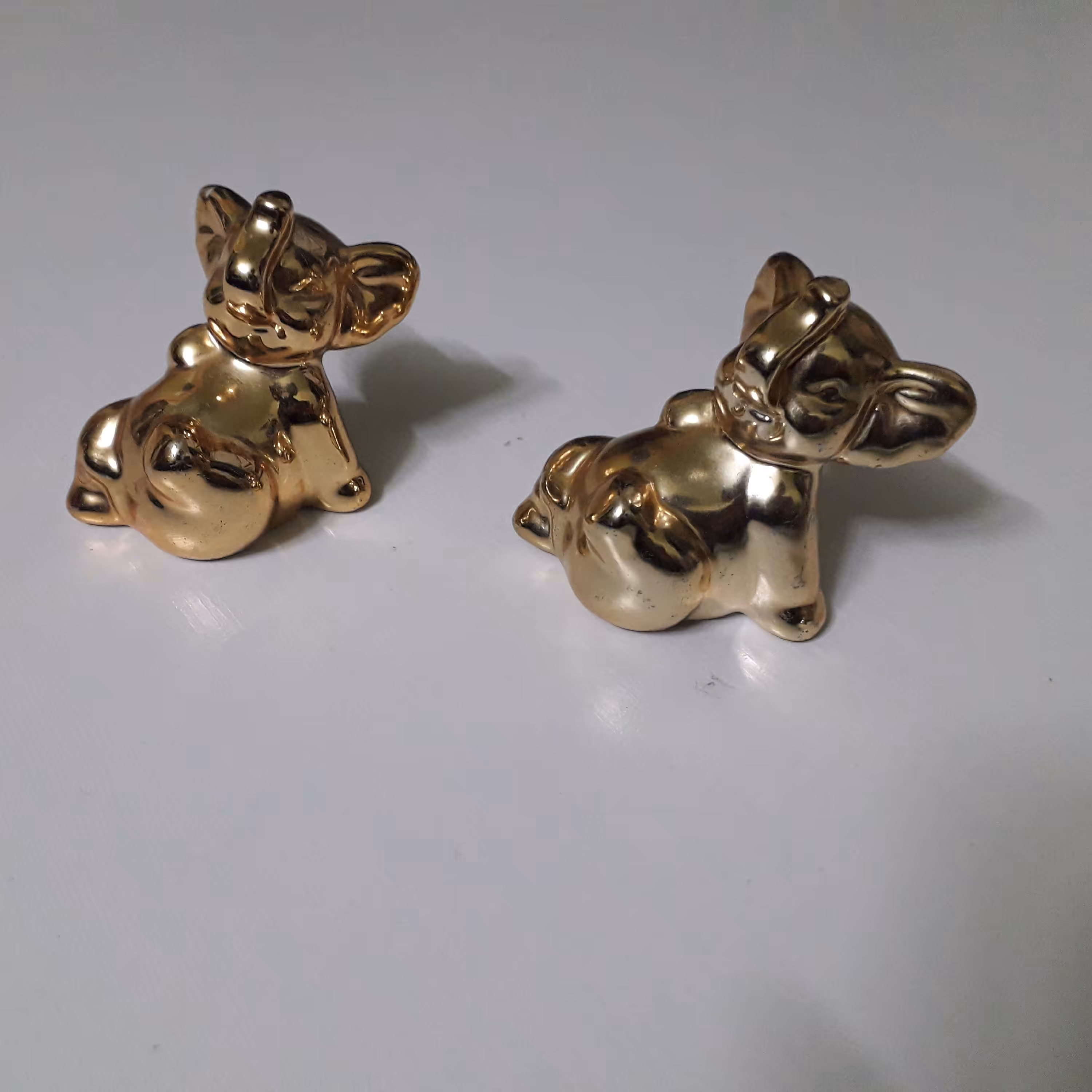 تندیس فیل طلایی