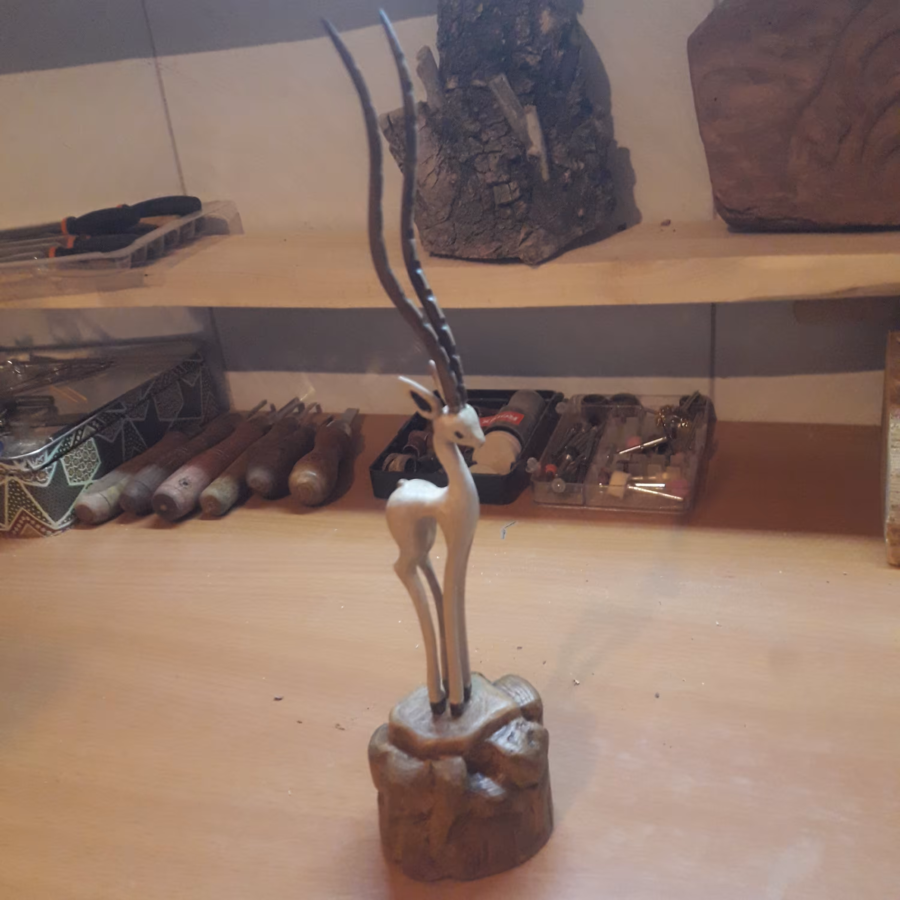 غزال مینیاتوری ،کار دست ،چوب گردو ،طول 25،وزن 150 گرم 