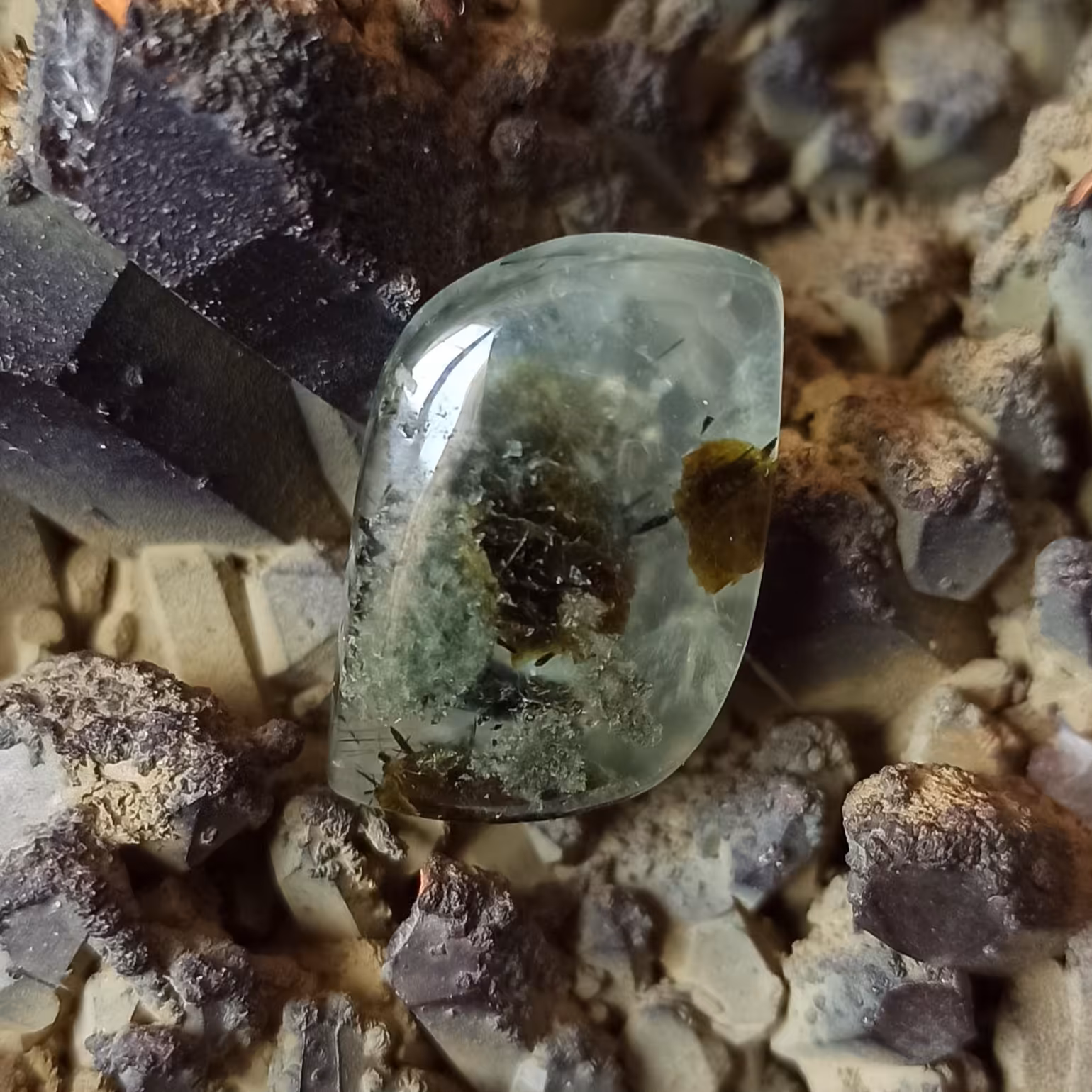 نگین کانی پرهنیت با درونگیر های اپیدوت و روتایل P4