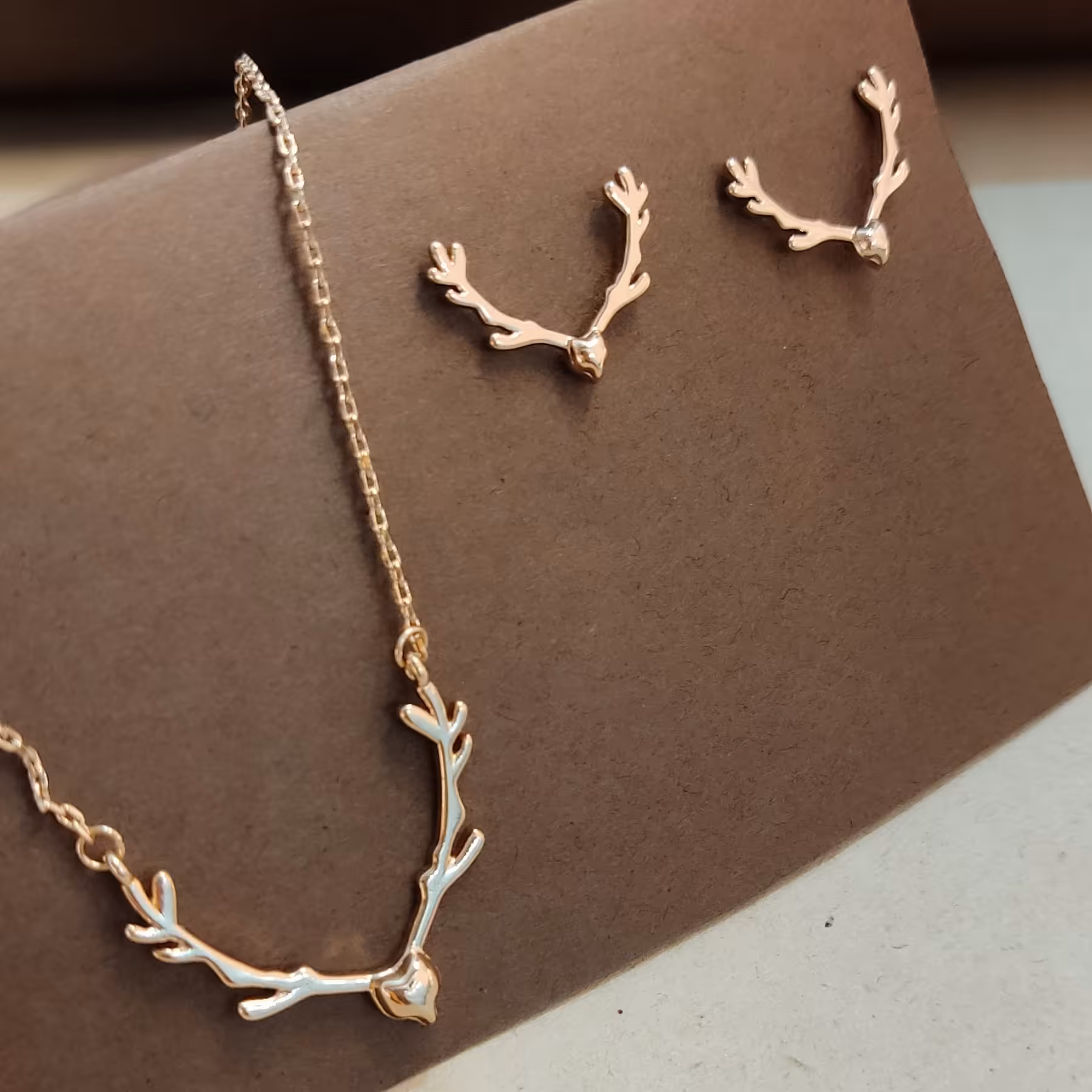 نیم ست زیبا و ترند گوزن برند دریم ضد حساسیت با کیفیت عالی روکش طلا