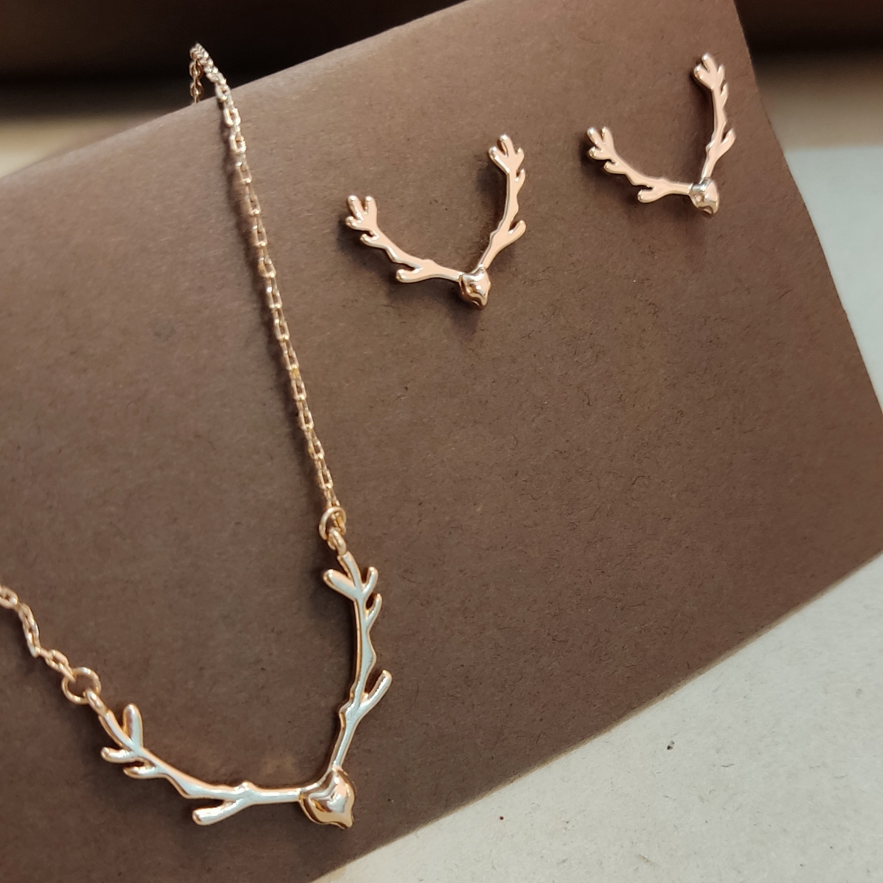 نیم ست زیبا و ترند گوزن برند دریم ضد حساسیت با کیفیت عالی روکش طلا