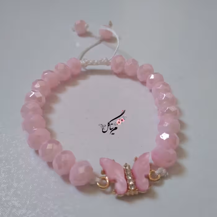 دستبند کریستال صورتی مات جذاب با پلاک پروانه