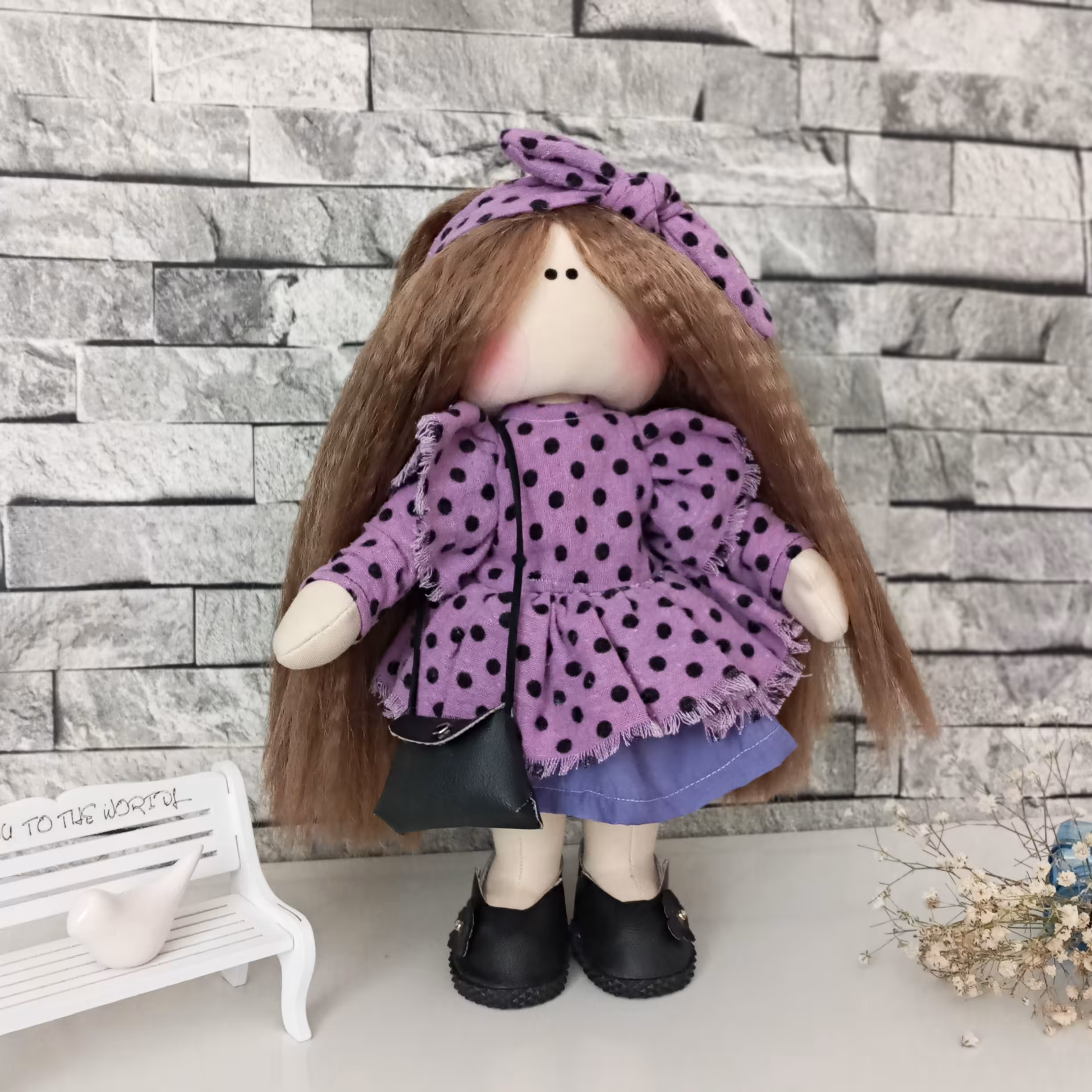 عروسک روسی مو ویو با لباس بنفش توپ توپی مشکی و کیف و کفش ست مشکی 