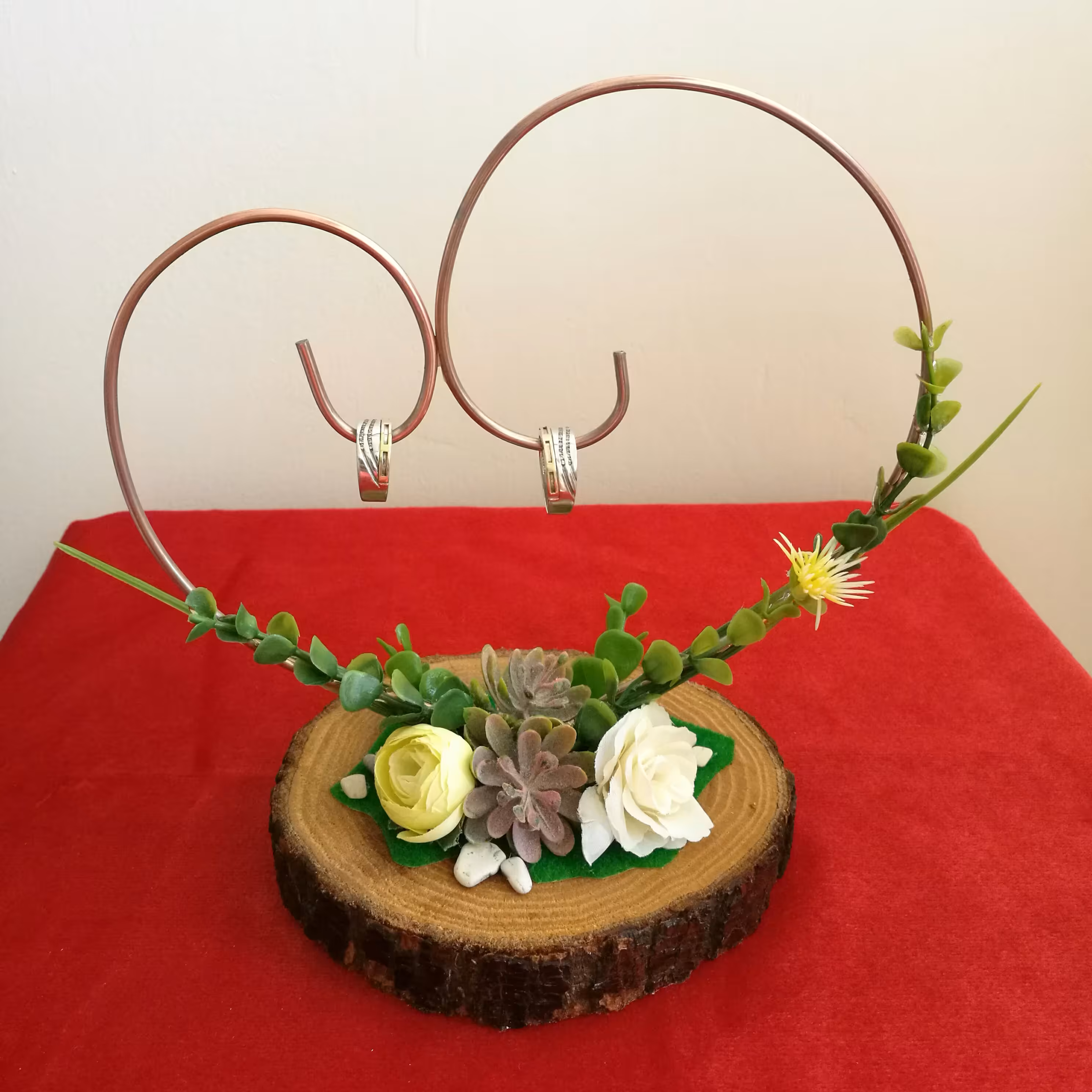 جا حلقه ای چوبی، تماما کار دست،طرح قلب، وزن حدودی 500 گرم