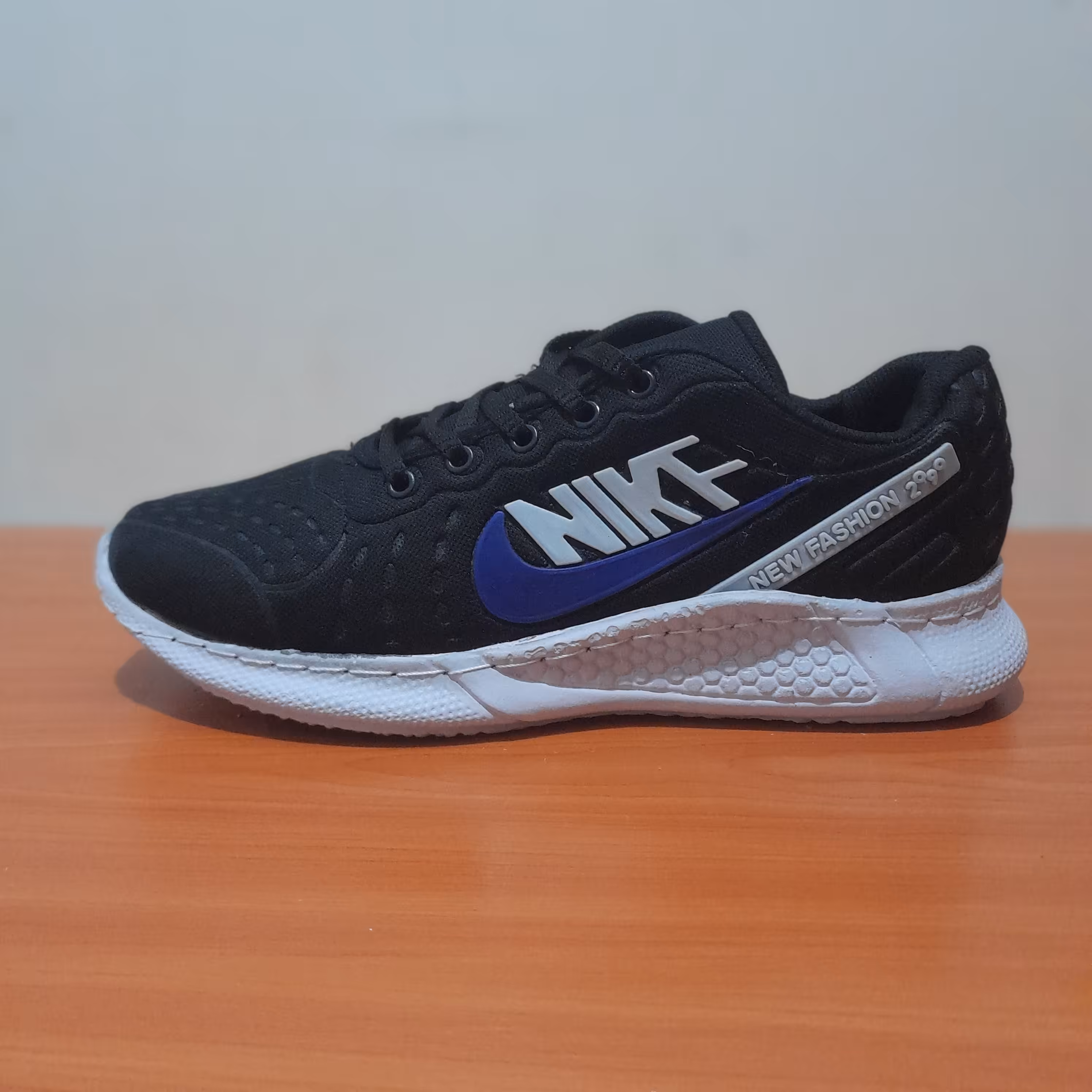 کفش کتانی مردانه طرح نایک رنگ مشکی مناسب استفاده روزمره