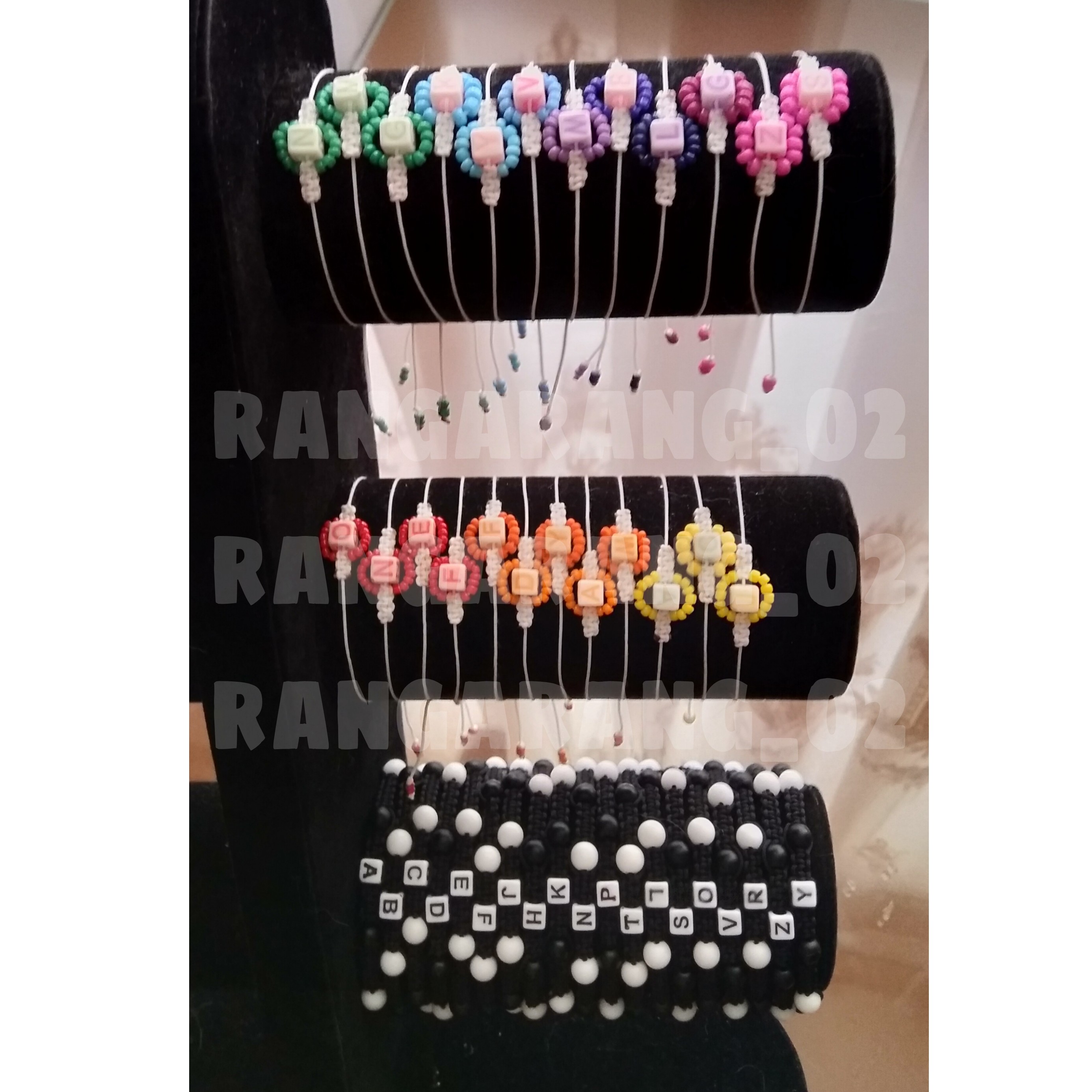 دستبند حروف رنگی 