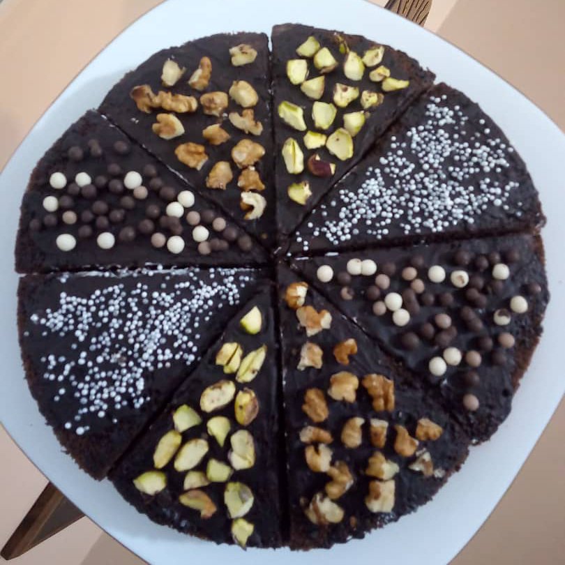 کیک شکلاتی خانگی در اندازه های مختلف با بافتی عالی و اسفنجی