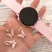 
ست ساعت ال ای دی ژله ای صورتی گرد دو کلید با کیفیت عالی
و نیم ست پروانه صورتی طلایی

دارای جعبه کادویی مخصوص ساعت
