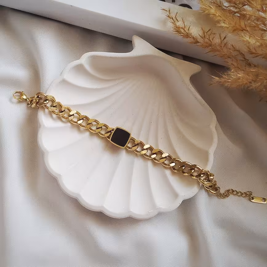 دستبند کارتیر شیک با نگین مربعی مشکی
 جنس استیل   
رنگ ثابت  

