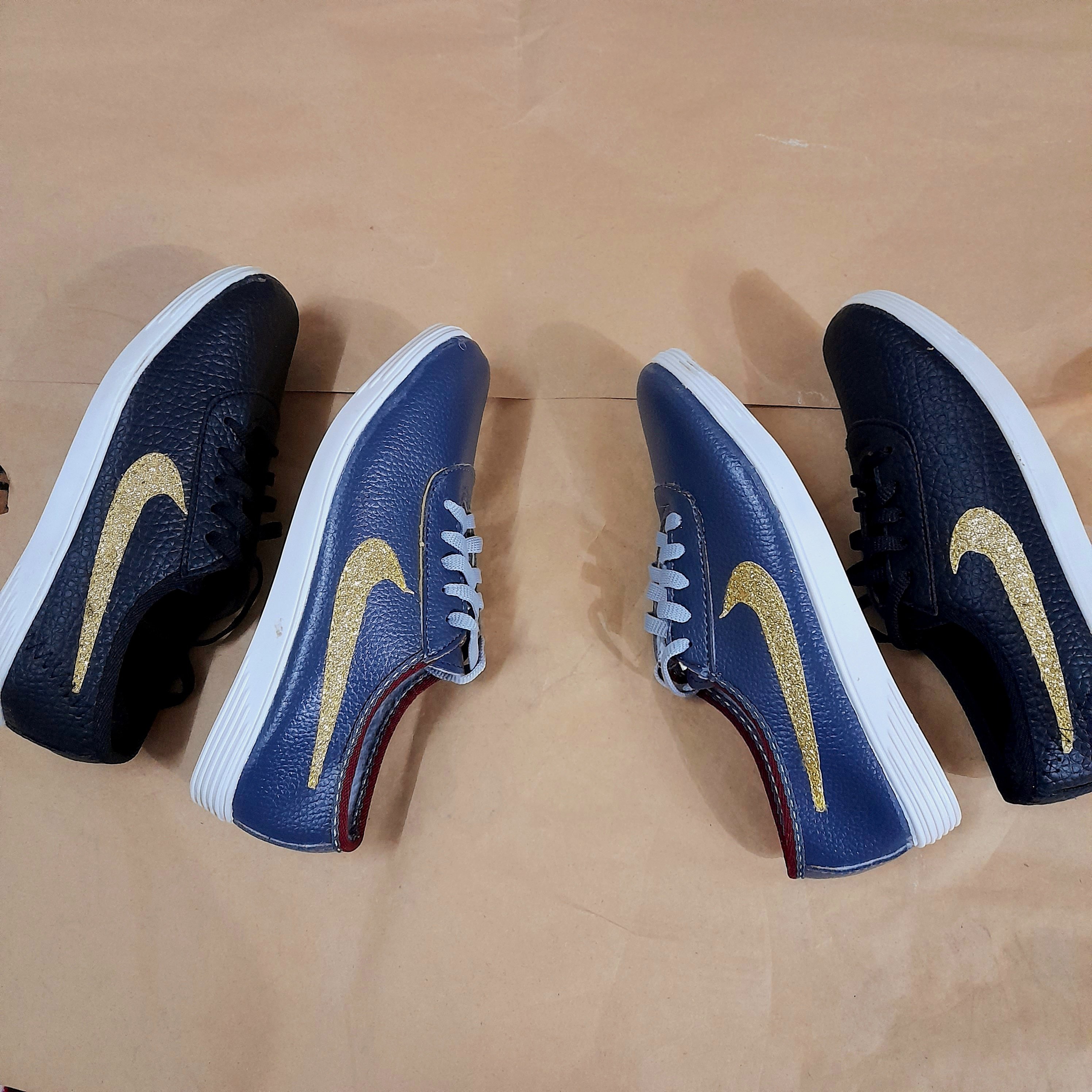 کفش زنانه کفش دخترانه اسپورت مشکی و طوسی بغل آرم طلایی 37تا40ارسال رایگان