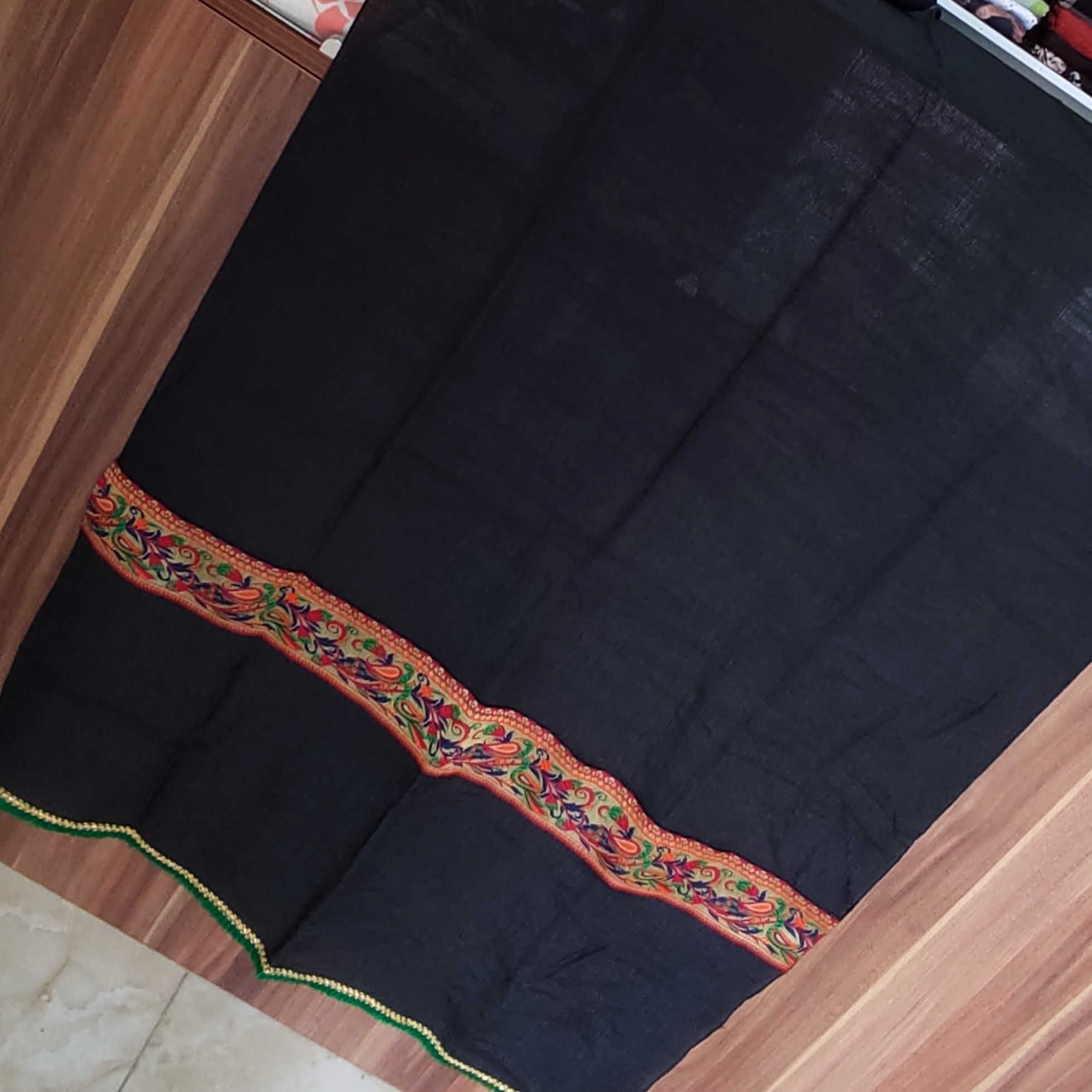 شال مزونی مشکی نخی نوار هندوزی شده موجود در سه طرح فیل و طاووس