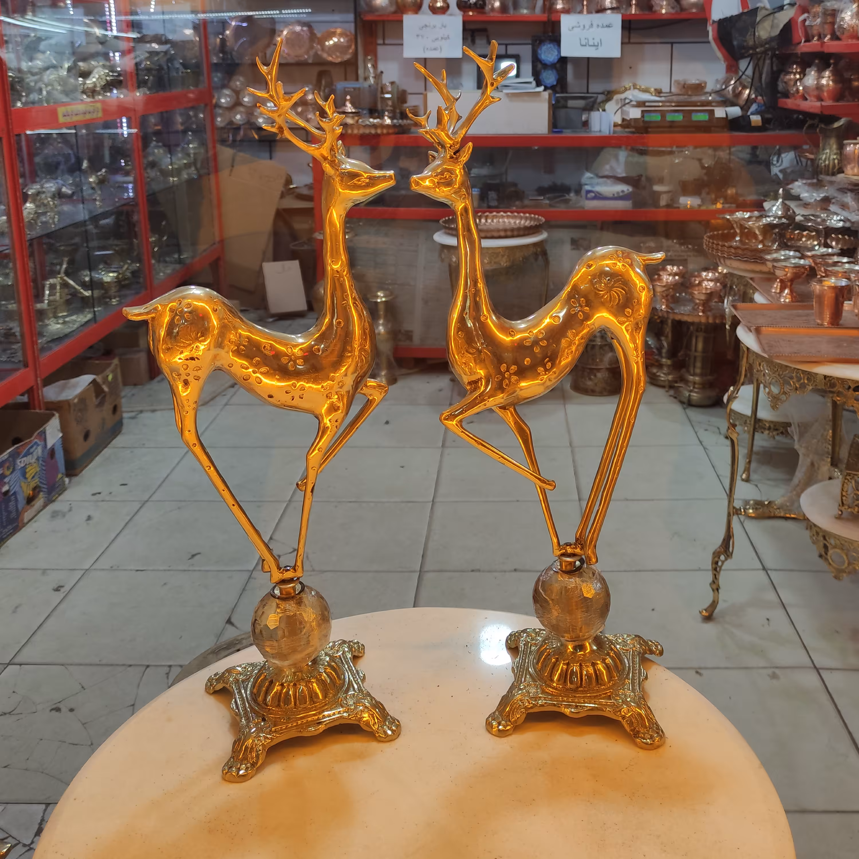 غزال شاخ دار  بلند روی گوی برنزی قلم زنی شده کیفیت درجه 1 