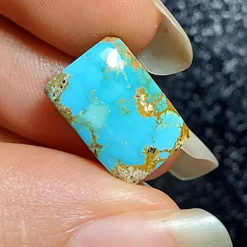 نگین فیروزه اصل نیشابور با تراش مستطیلی شکل بسیار خوشرنگ و زیبا کد M240