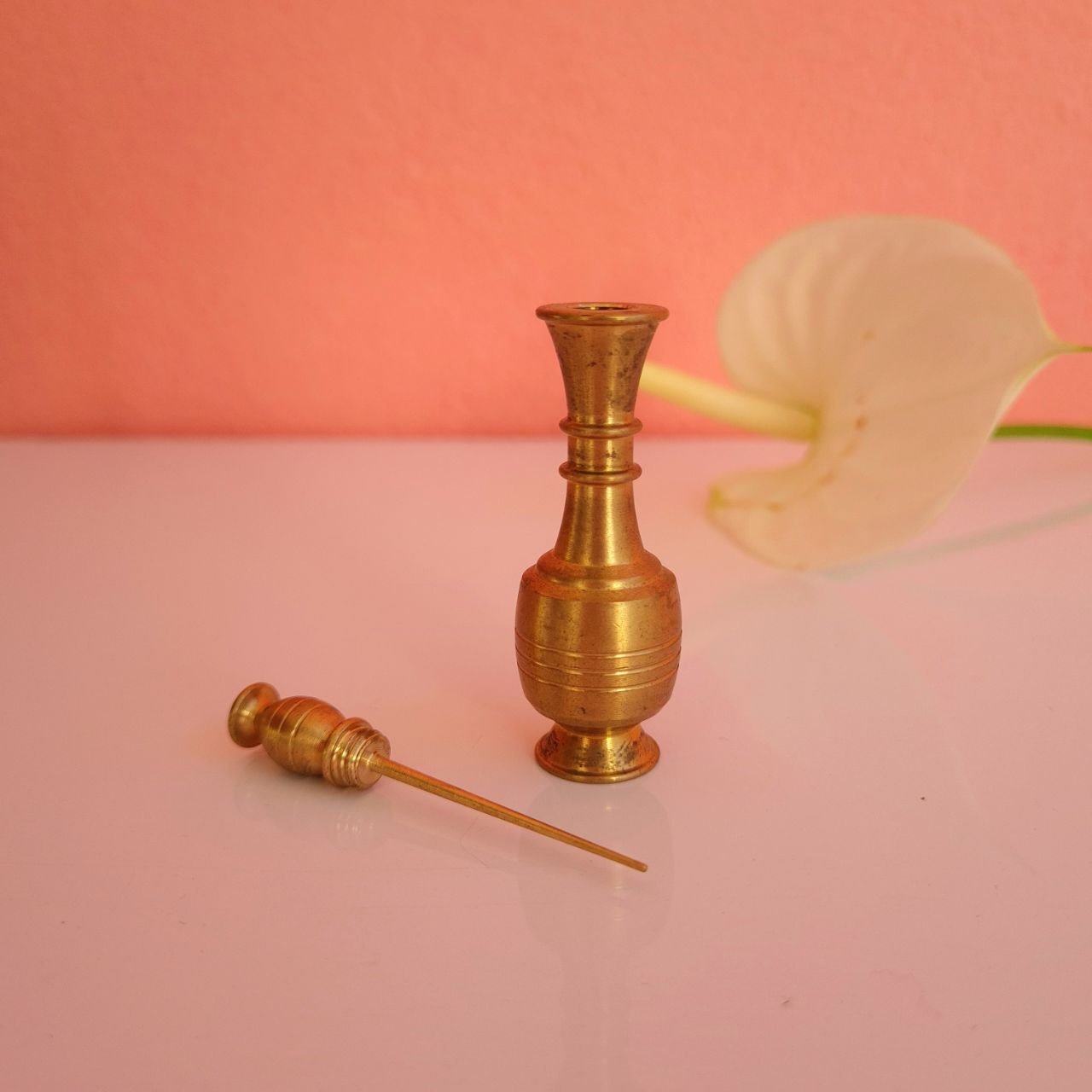 سرمه چشم طبیعی در ظرف فلزی مخصوص سرمه زینتی
