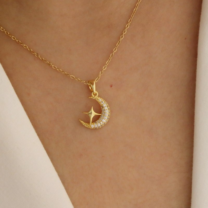 ستاره قطبی و ماه