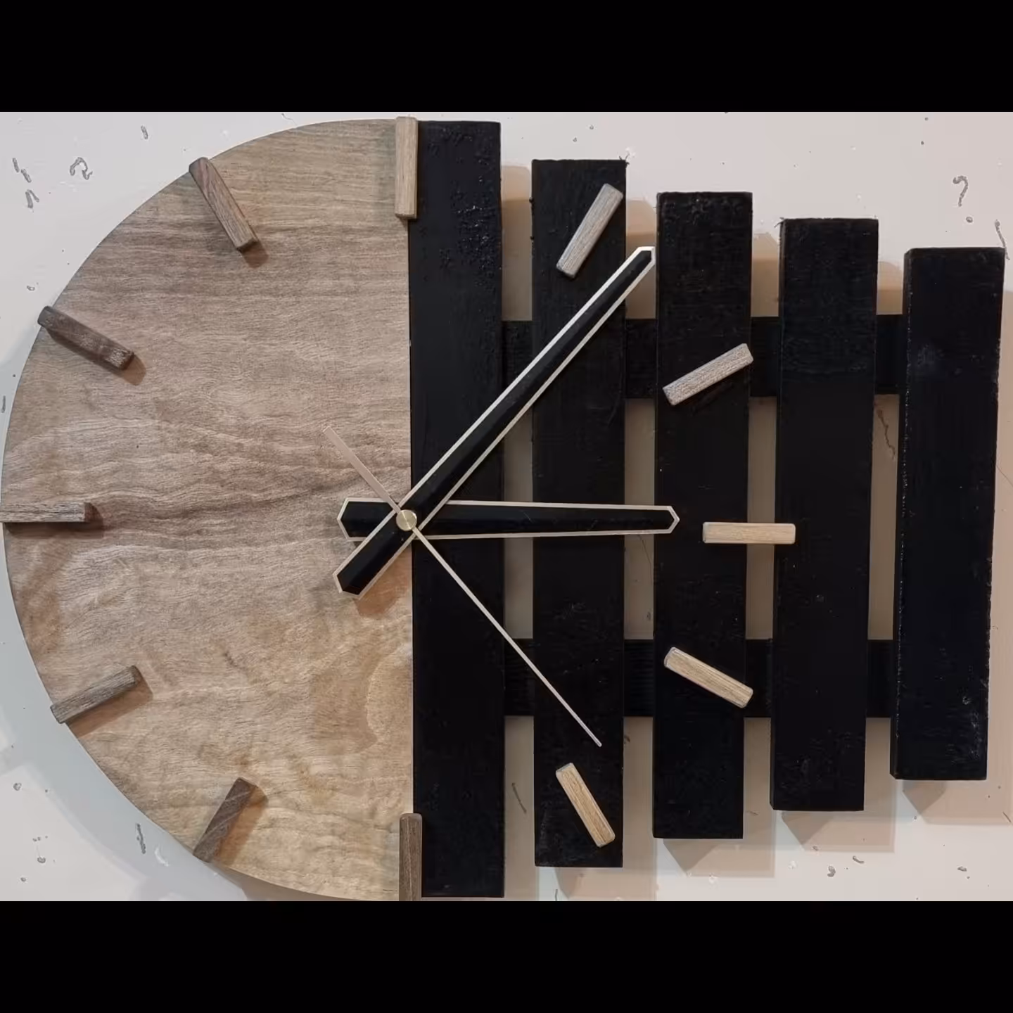 ساعت دیواری چوبی